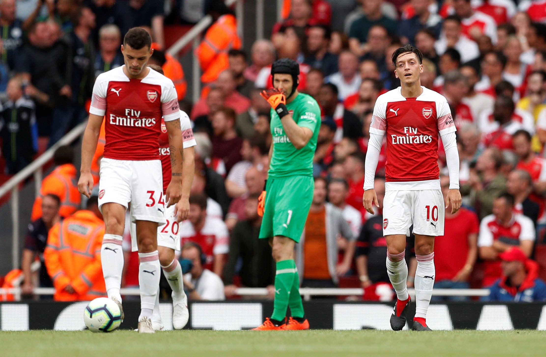 Soccer Football - Premier League - Arsenal v Manchester City - Emirates Stadium, London, Britain - August 12, 2018   Arsenal's Mesut Ozil, Petr Cech and Granit Xhaka look dejected after Manchester City scored their second goal   Action Images via Reuters/John Sibley    EDITORIAL USE ONLY. No use with unauthorized audio, video, data, fixture lists, club/league logos or 