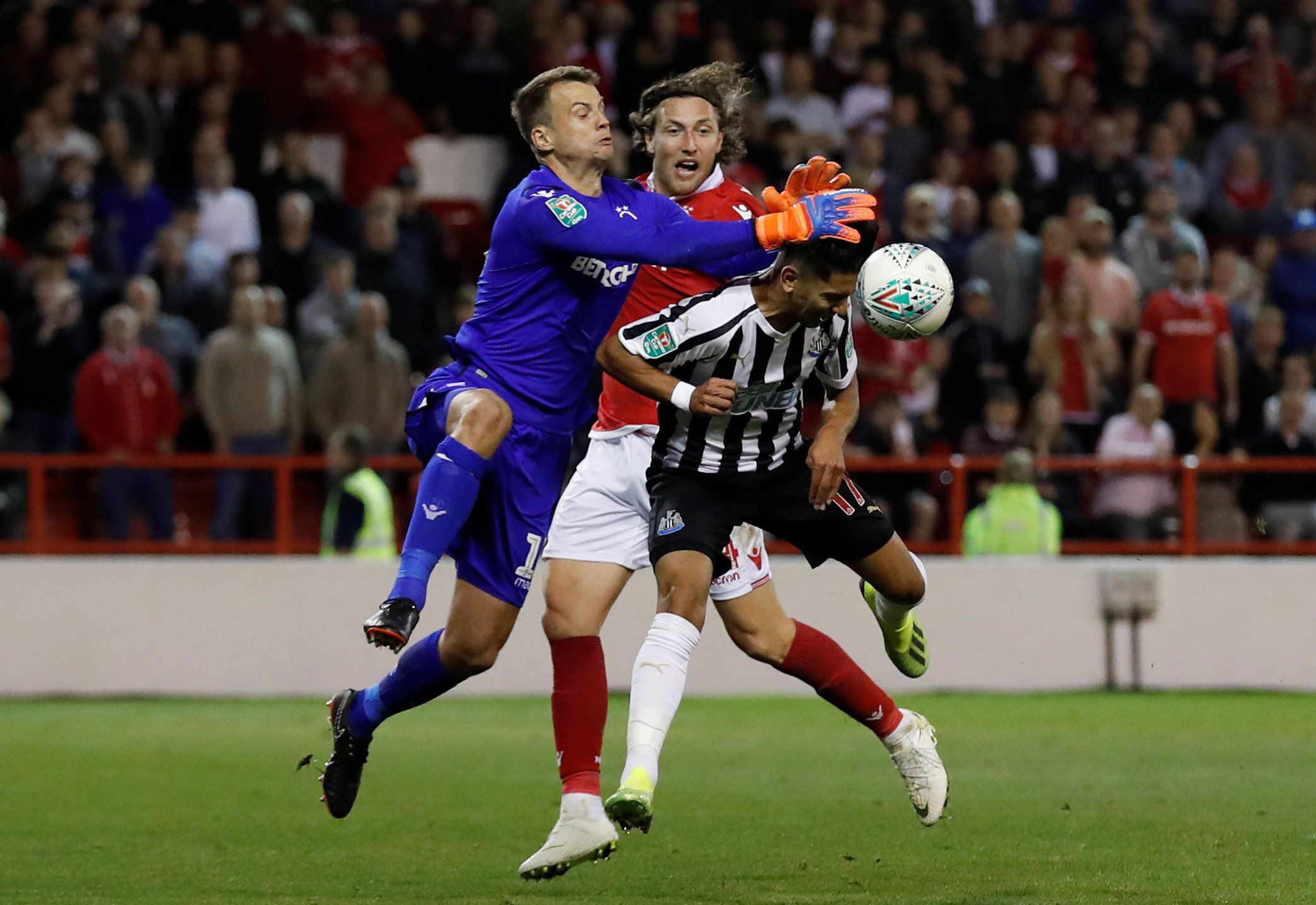Soccer Football - Carabao Cup Second Round - Nottingham Forest v Newcastle United - The City Ground, Nottingham, Britain - August 29, 2018   Nottingham Forest's Luke Steele collides with Newcastle United's Ayoze Perez in the penalty area    Action Images via Reuters/Matthew Childs    EDITORIAL USE ONLY. No use with unauthorized audio, video, data, fixture lists, club/league logos or "live" services. Online in-match use limited to 75 images, no video emulation. No use in betting, games or single 