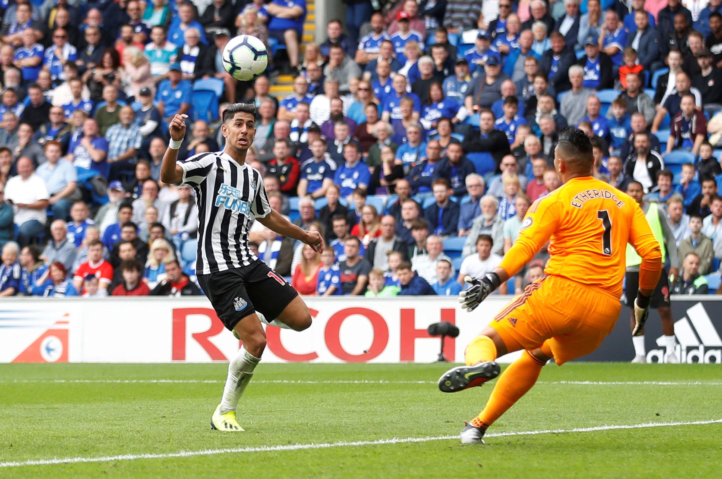 Soccer Football - Premier League - Cardiff City v Newcastle United- Cardiff City Stadium, Cardiff, Britain - August 18, 2018   Newcastle United's Ayoze Perez in action with Cardiff City's Neil Etheridge    Action Images via Reuters/Carl Recine    EDITORIAL USE ONLY. No use with unauthorized audio, video, data, fixture lists, club/league logos or 