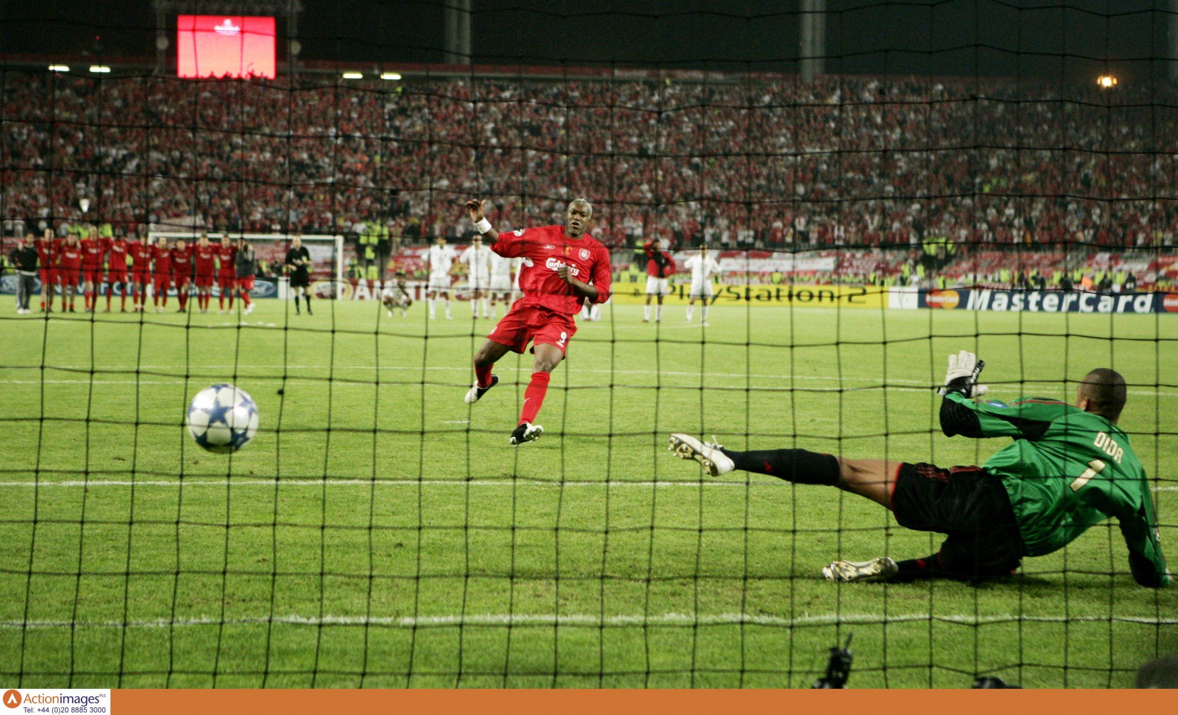 Djibril Cisee scores his penalty in the 2005 Champions League final