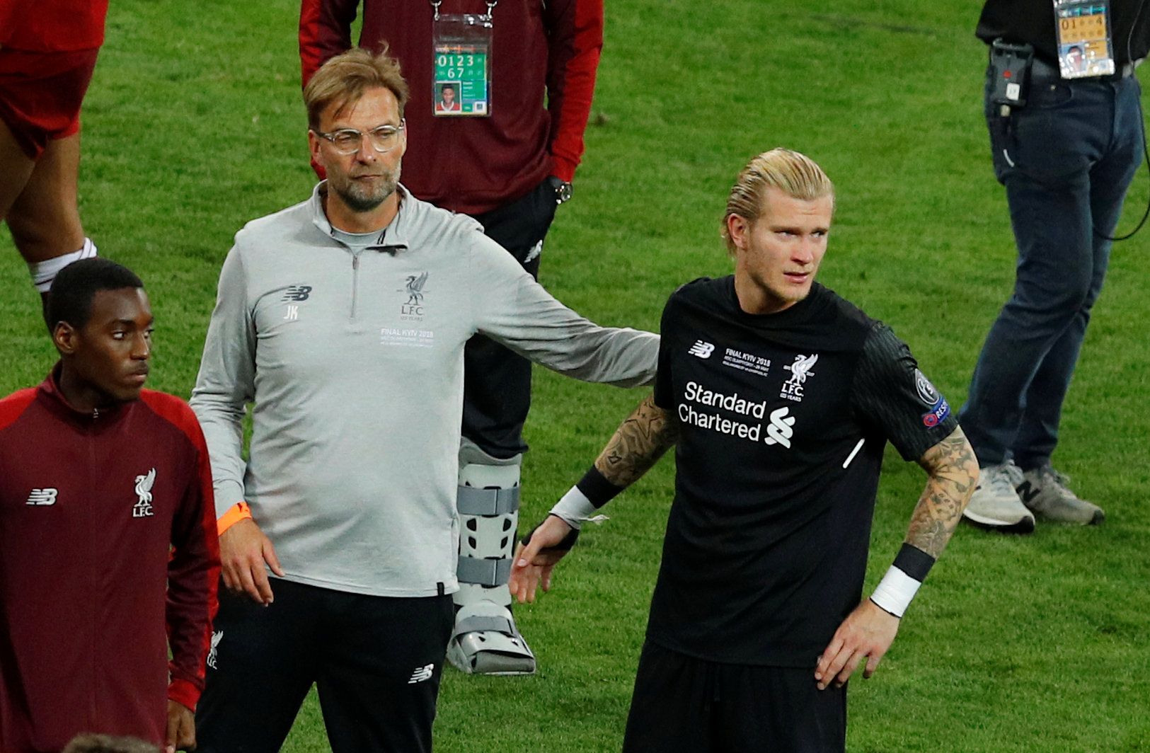 Soccer Football - Champions League Final - Real Madrid v Liverpool - NSC Olympic Stadium, Kiev, Ukraine - May 26, 2018   Liverpool's Loris Karius is dejected with manager Juergen Klopp after losing the Champions League final   REUTERS/Phil Noble