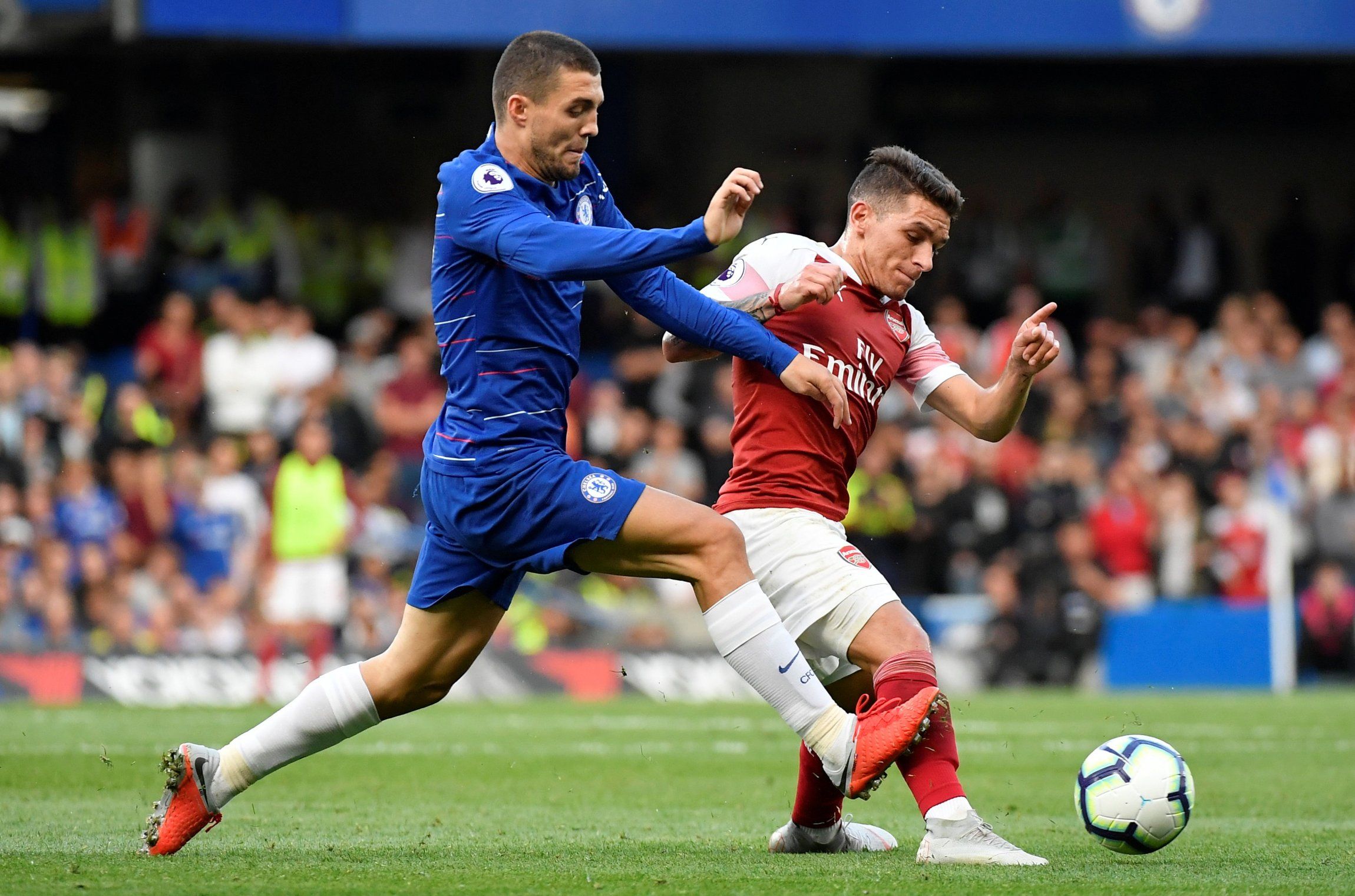 Mateo Kovacic and Lucas Torreira fight for the ball