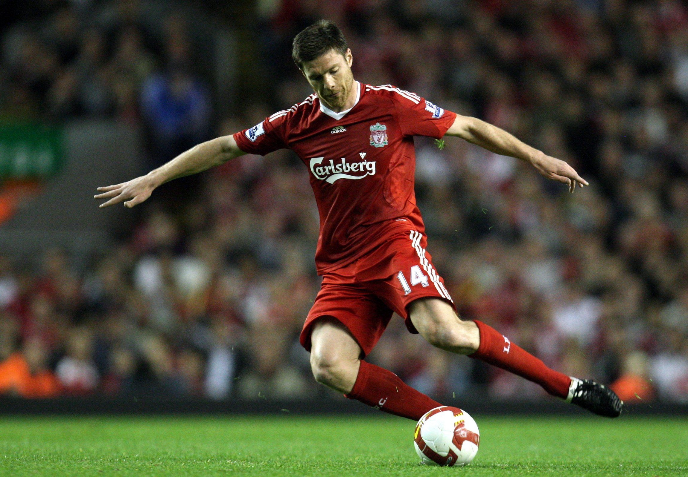 Xabi Alonso playing for Liverpool in 2009