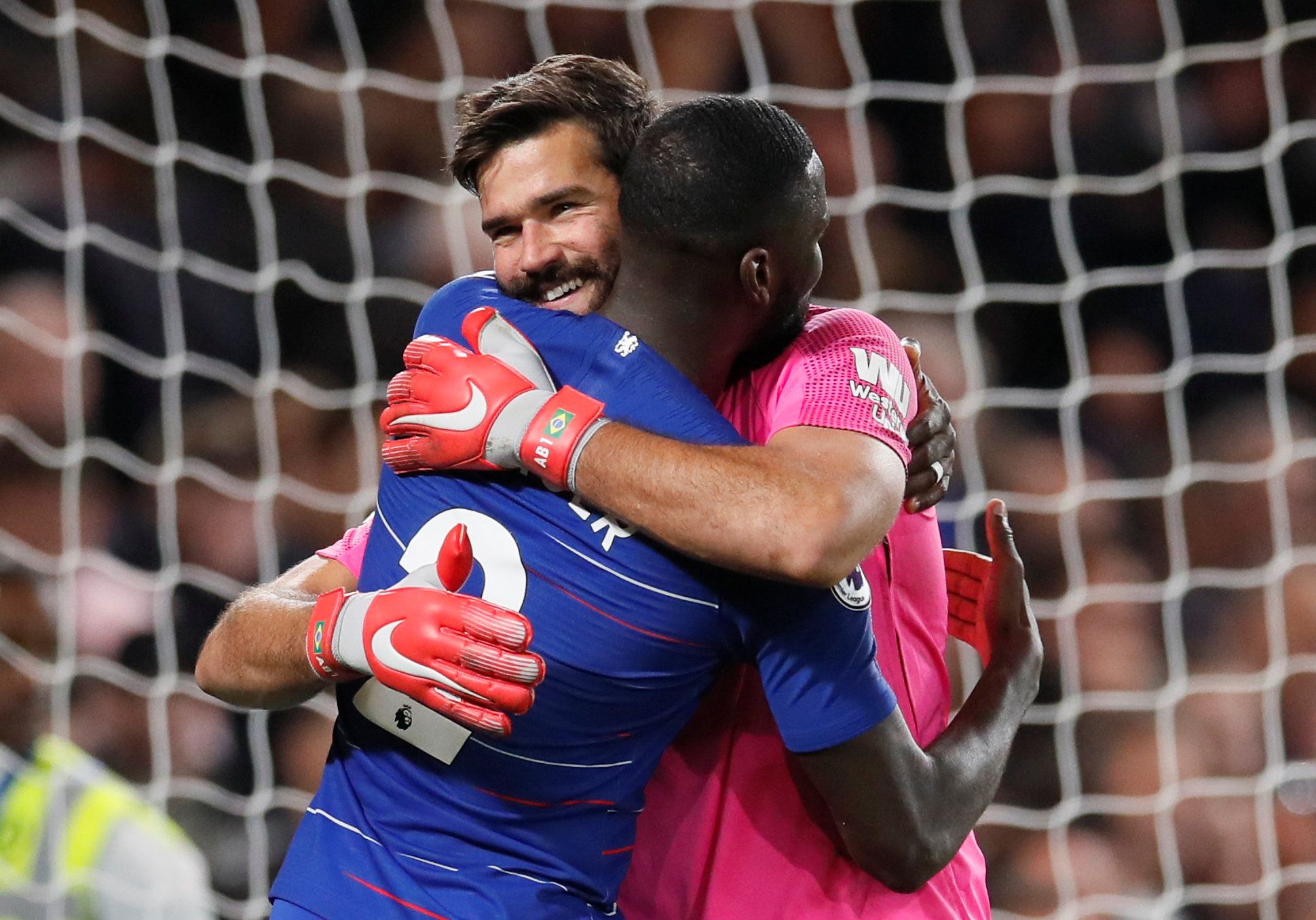 Soccer Football - Premier League - Chelsea v Liverpool - Stamford Bridge, London, Britain - September 29, 2018  Chelsea's Antonio Rudiger embraces Liverpool's Alisson after the match     REUTERS/David Klein  EDITORIAL USE ONLY. No use with unauthorized audio, video, data, fixture lists, club/league logos or 