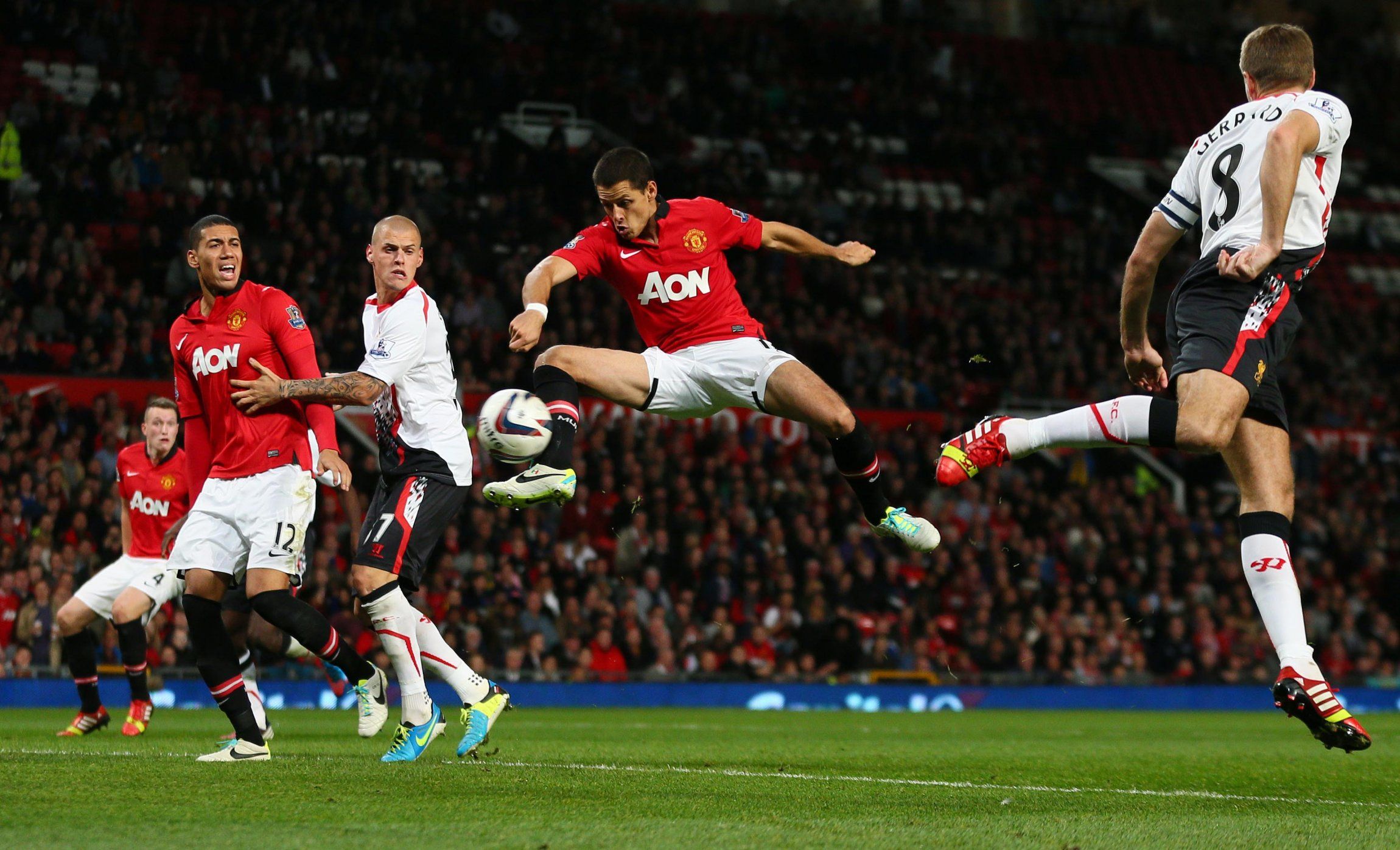 Javier Hernandez scores for Manchester United