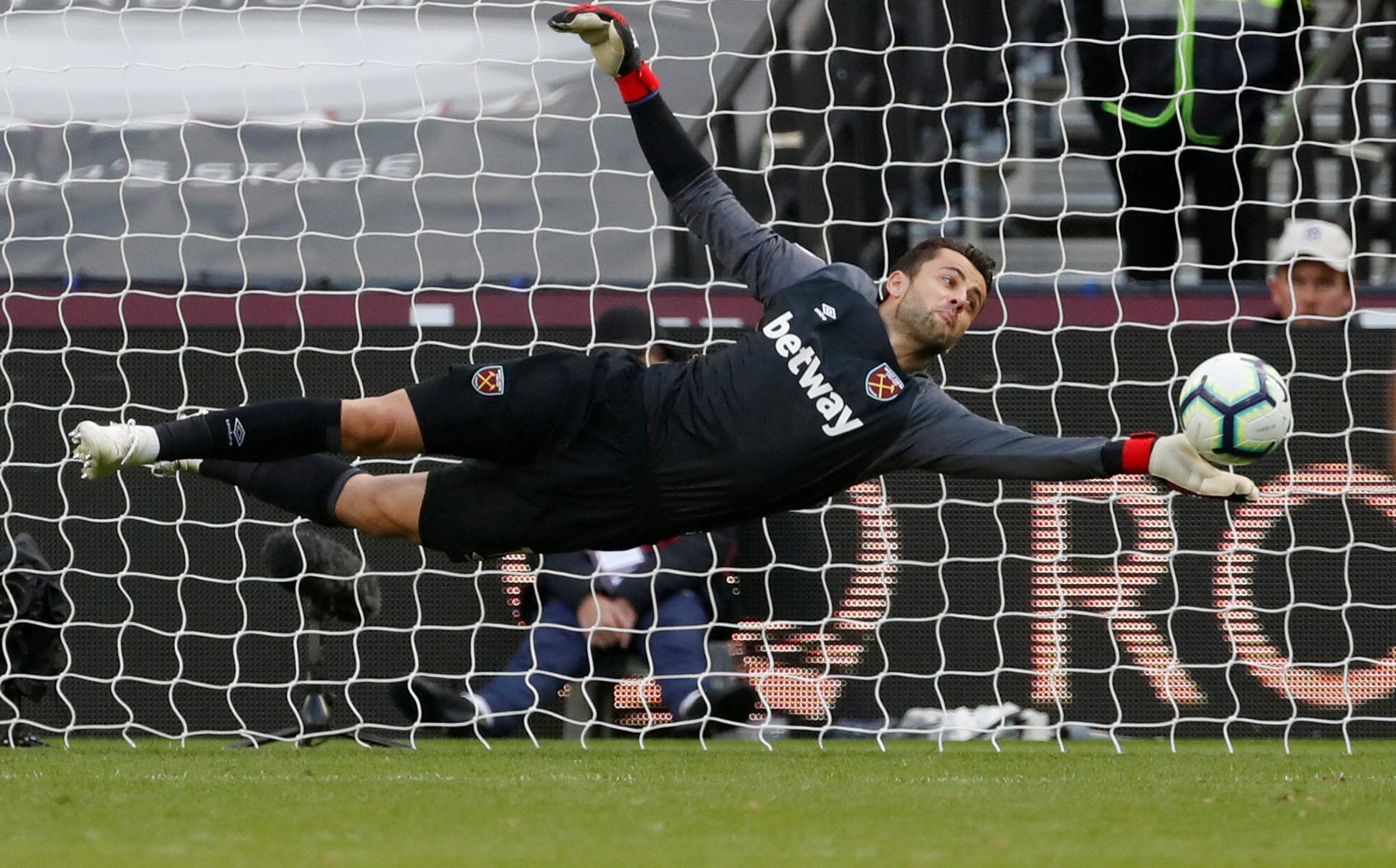 Soccer Football - Premier League - West Ham United v Chelsea - London Stadium, London, Britain - September 23, 2018  West Ham's Lukasz Fabianski makes a save     Action Images via Reuters/Matthew Childs  EDITORIAL USE ONLY. No use with unauthorized audio, video, data, fixture lists, club/league logos or 