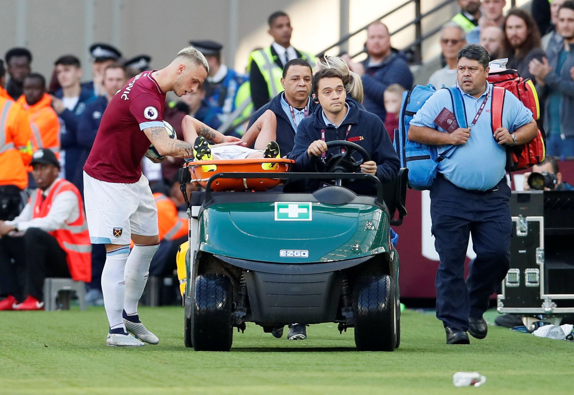 Soccer Football - Premier League - West Ham United v Tottenham Hotspur - London Stadium, London, Britain - October 20, 2018  West Ham's Marko Arnautovic checks on Andriy Yarmolenko as he is stretchered off the pitch after sustaining an injury   REUTERS/David Klein  EDITORIAL USE ONLY. No use with unauthorized audio, video, data, fixture lists, club/league logos or 