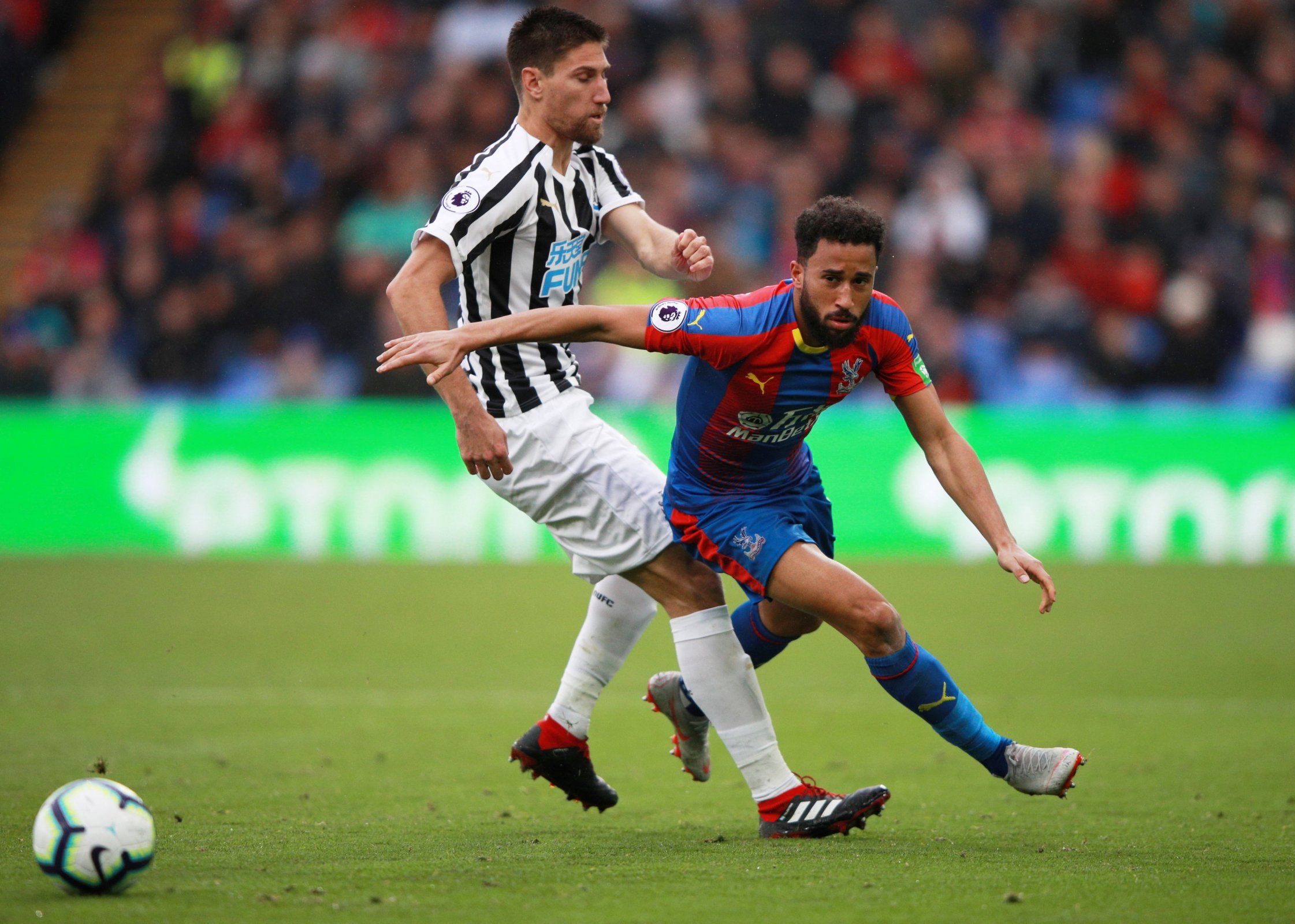 Federico Fernandez tackles Andros Townsend