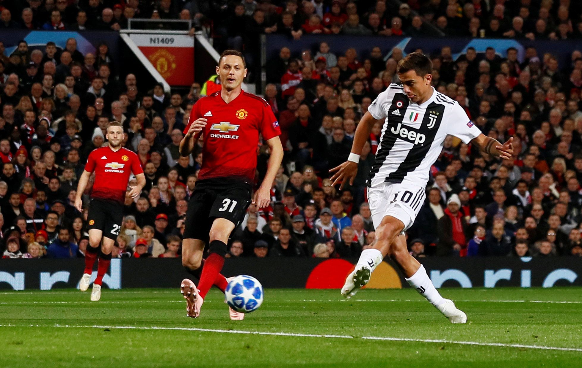Soccer Football - Champions League - Group Stage - Group H - Manchester United v Juventus - Old Trafford, Manchester, Britain - October 23, 2018  Juventus' Paulo Dybala scores their first goal as Manchester United's Nemanja Matic looks on          Action Images via Reuters/Jason Cairnduff