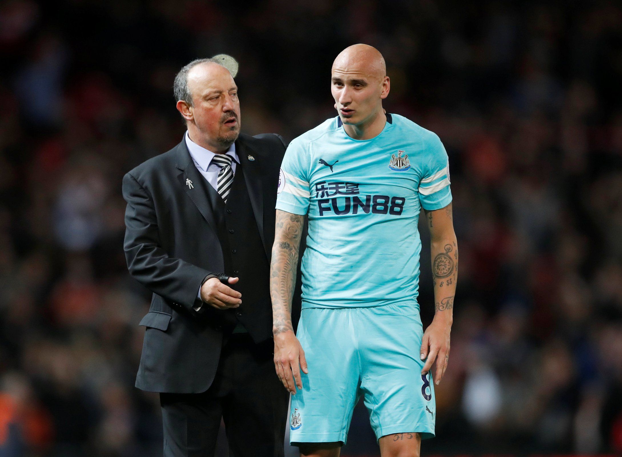 Rafa Benitez gives instructions to Jonjo Shelvey