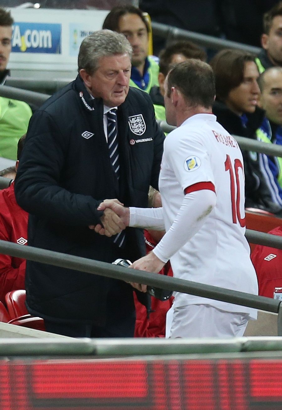 Football - England v San Marino 2014 World Cup Qualifying European Zone - Group H   - Wembley Stadium, London, England - 12/10/12 
England's Wayne Rooney (R) shakes hand with manager Roy Hodgson after he was substituted 
Mandatory Credit: Action Images / Carl Recine 
Livepic
