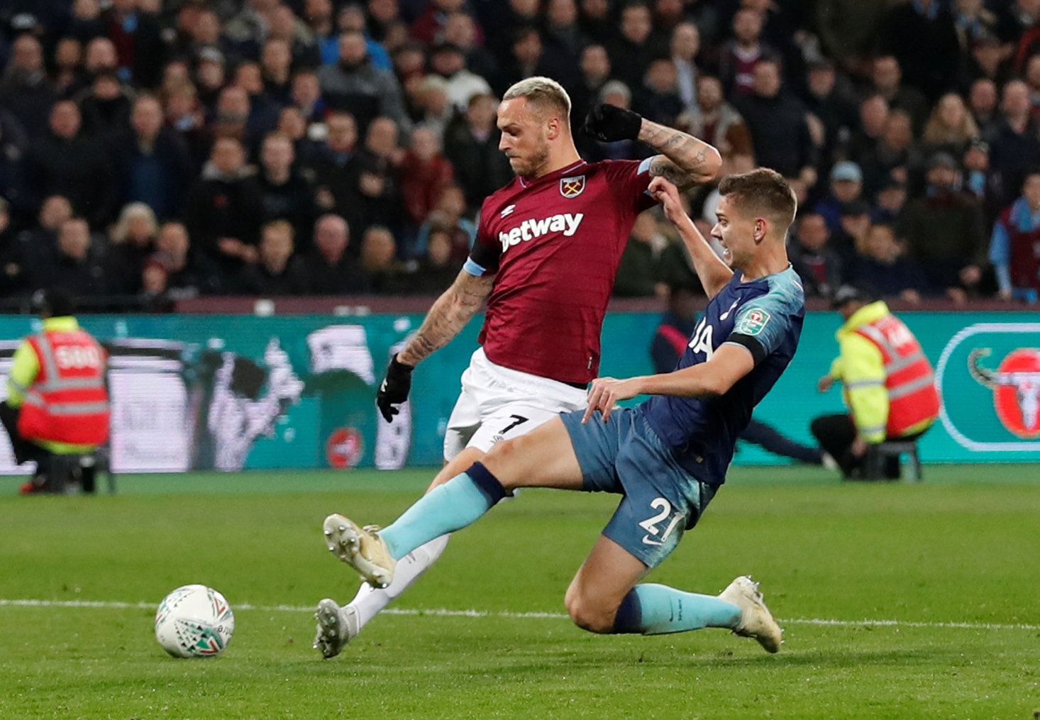 Soccer Football - Carabao Cup Fourth Round - West Ham United v Tottenham Hotspur - London Stadium, London, Britain - October 31, 2018  Tottenham's Juan Foyth blocks a shot from West Ham's Marko Arnautovic     Action Images via Reuters/Matthew Childs  EDITORIAL USE ONLY. No use with unauthorized audio, video, data, fixture lists, club/league logos or 