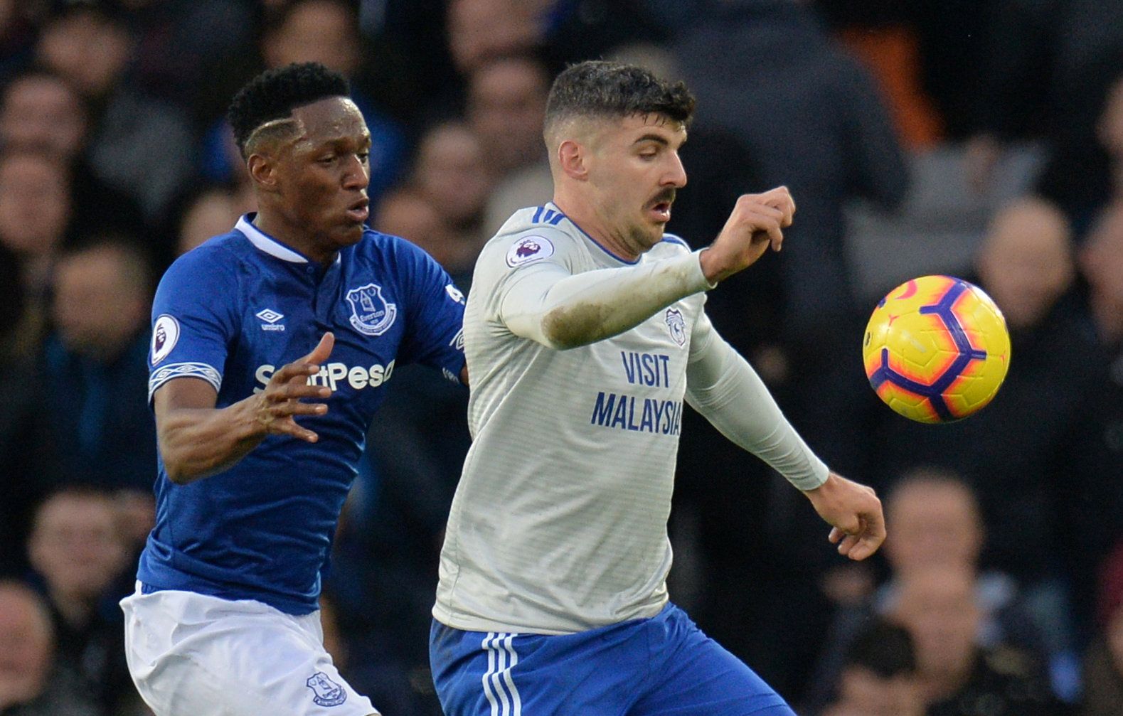 Soccer Football - Premier League - Everton v Cardiff City - Goodison Park, Liverpool, Britain - November 24, 2018  Everton's Yerry Mina in action with Cardiff City's Callum Paterson   REUTERS/Peter Powell  EDITORIAL USE ONLY. No use with unauthorized audio, video, data, fixture lists, club/league logos or 