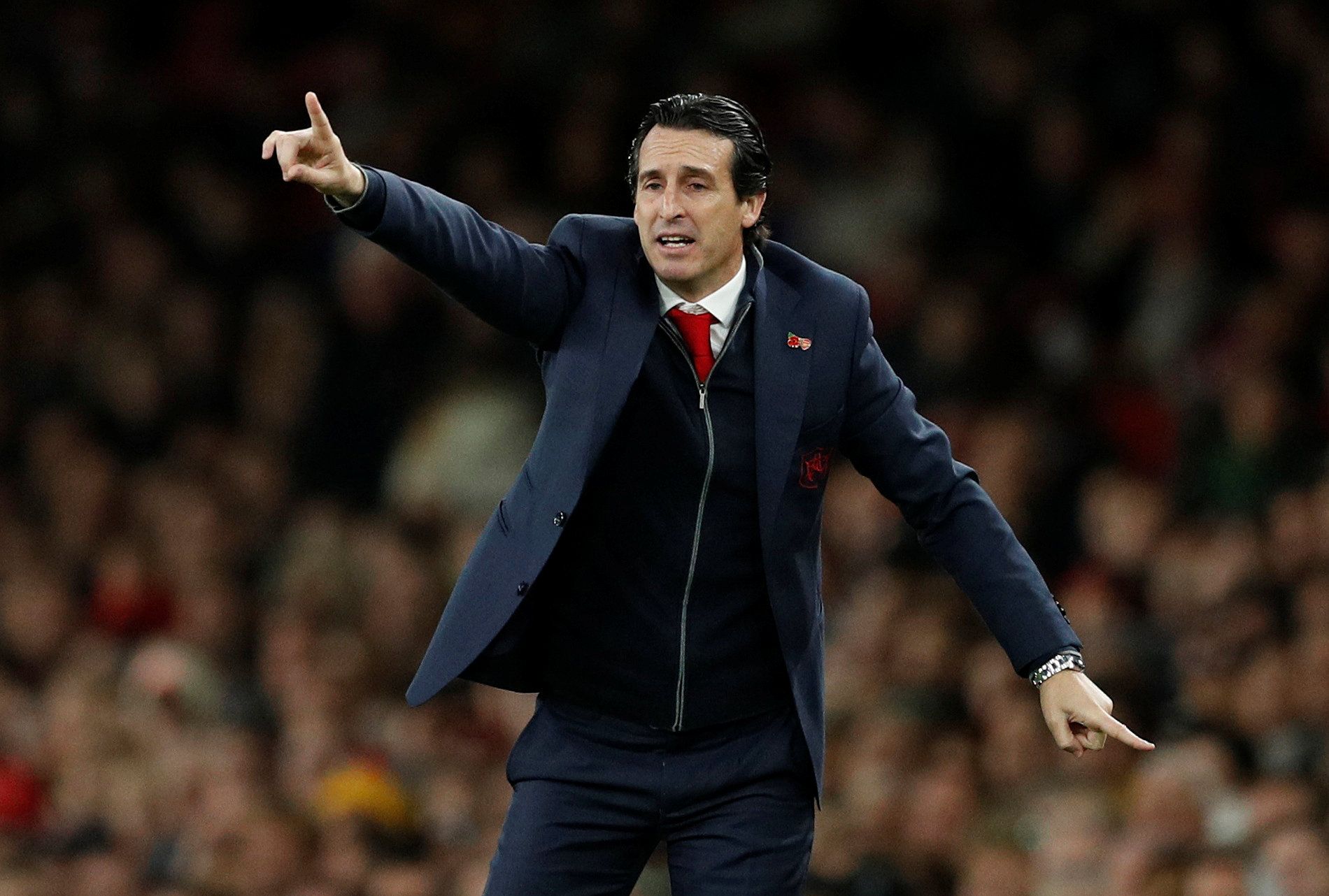 Unai Emery gives orders from the touchline
