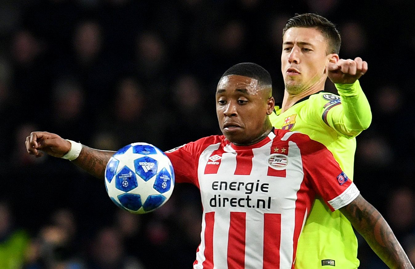 Soccer Football - Champions League - Group Stage - Group B - PSV Eindhoven v FC Barcelona - Philips Stadium, Eindhoven, Netherlands - November 28, 2018  PSV Eindhoven's Steven Bergwijn in action with Barcelona's Clement Lenglet   REUTERS/Toussaint Kluiters