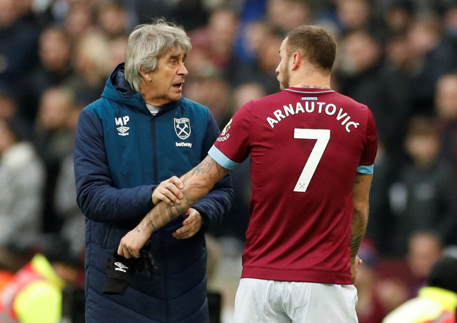 Soccer Football - FA Cup Third Round - West Ham United v Birmingham City - London Stadium, London, Britain - January 5, 2019  West Ham's Marko Arnautovic reacts as he is substituted off while West Ham manager Manuel Pellegrini looks on           Action Images via Reuters/John Sibley