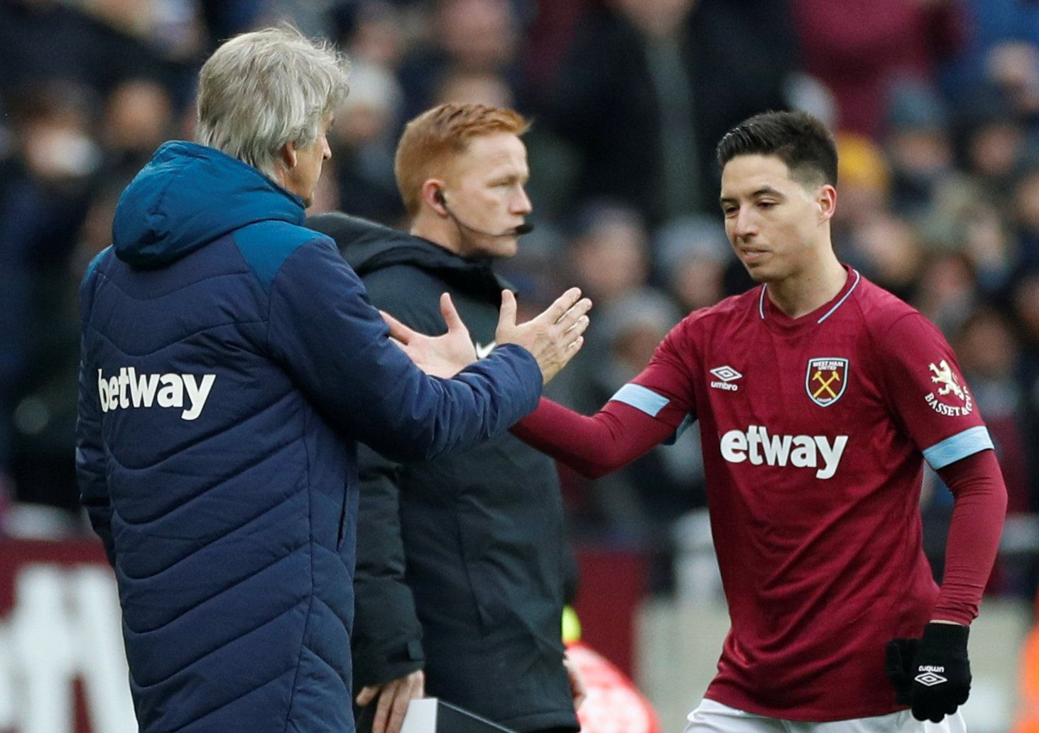 Soccer Football - FA Cup Third Round - West Ham United v Birmingham City - London Stadium, London, Britain - January 5, 2019  West Ham's Samir Nasri is substituted off as West Ham manager Manuel Pellegrini looks on               Action Images via Reuters/John Sibley