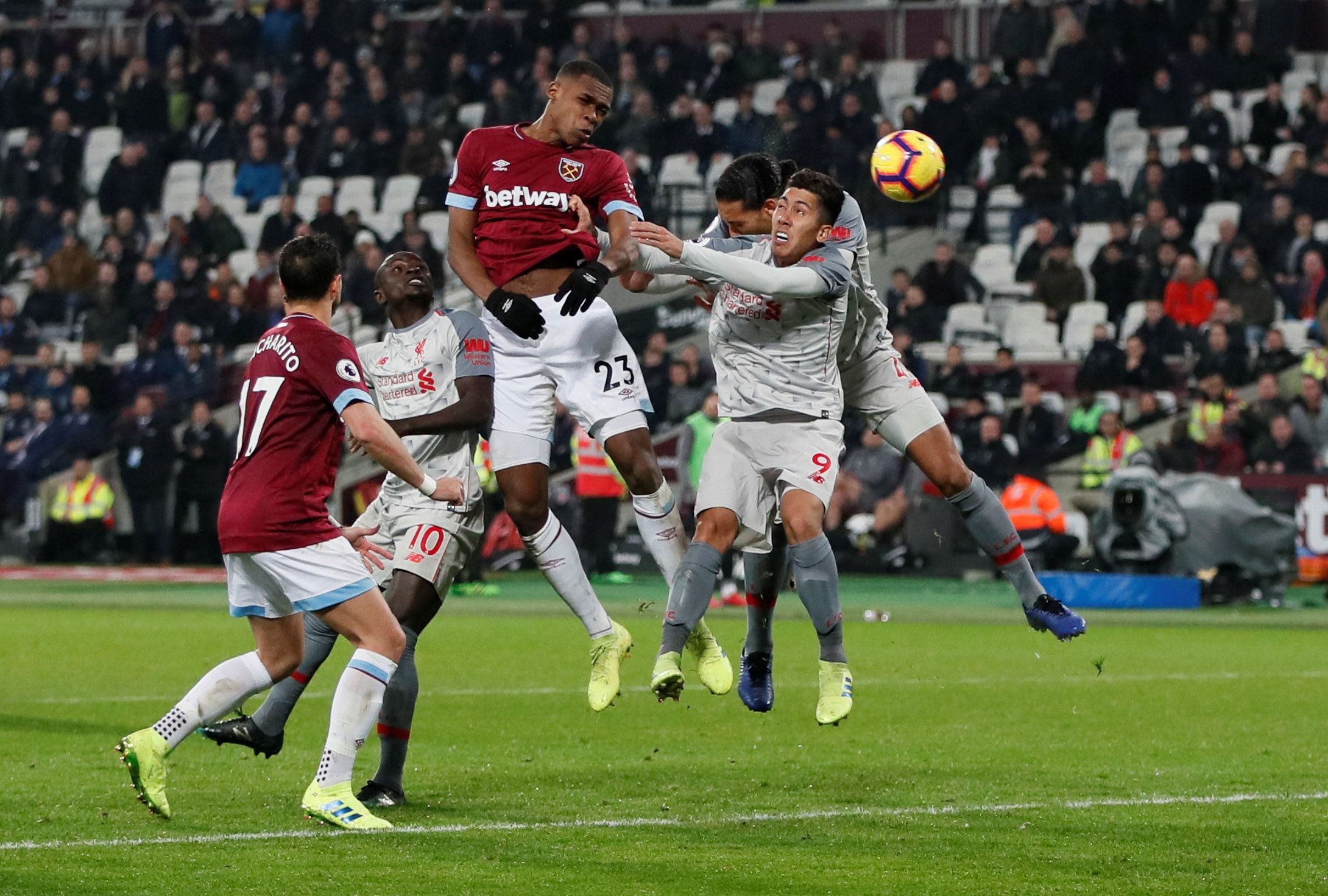 Soccer Football - Premier League - West Ham United v Liverpool - London Stadium, London, Britain - February 4, 2019 West Ham's Issa Diop misses a chance to score as Liverpool's Roberto Firmino looks on            REUTERS/David Klein  EDITORIAL USE ONLY. No use with unauthorized audio, video, data, fixture lists, club/league logos or 