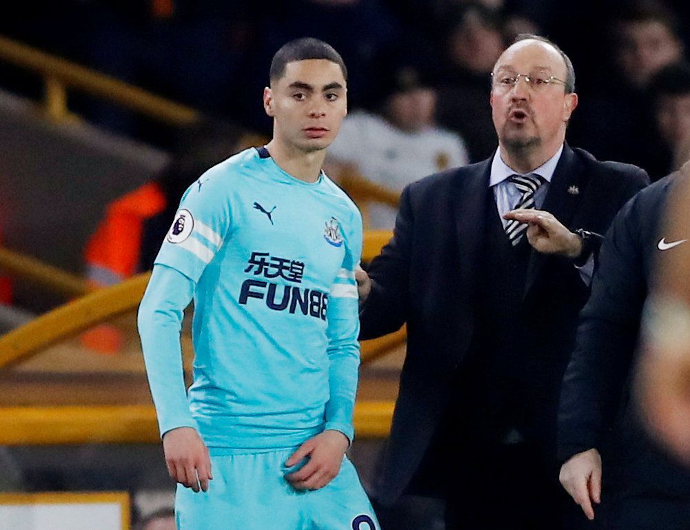 Soccer Football - Premier League - Wolverhampton Wanderers v Newcastle United - Molineux Stadium, Wolverhampton, Britain - February 11, 2019  Newcastle United's Miguel Almiron with manager Rafael Benitez as he prepares to come on             Action Images via Reuters/Andrew Boyers  EDITORIAL USE ONLY. No use with unauthorized audio, video, data, fixture lists, club/league logos or 