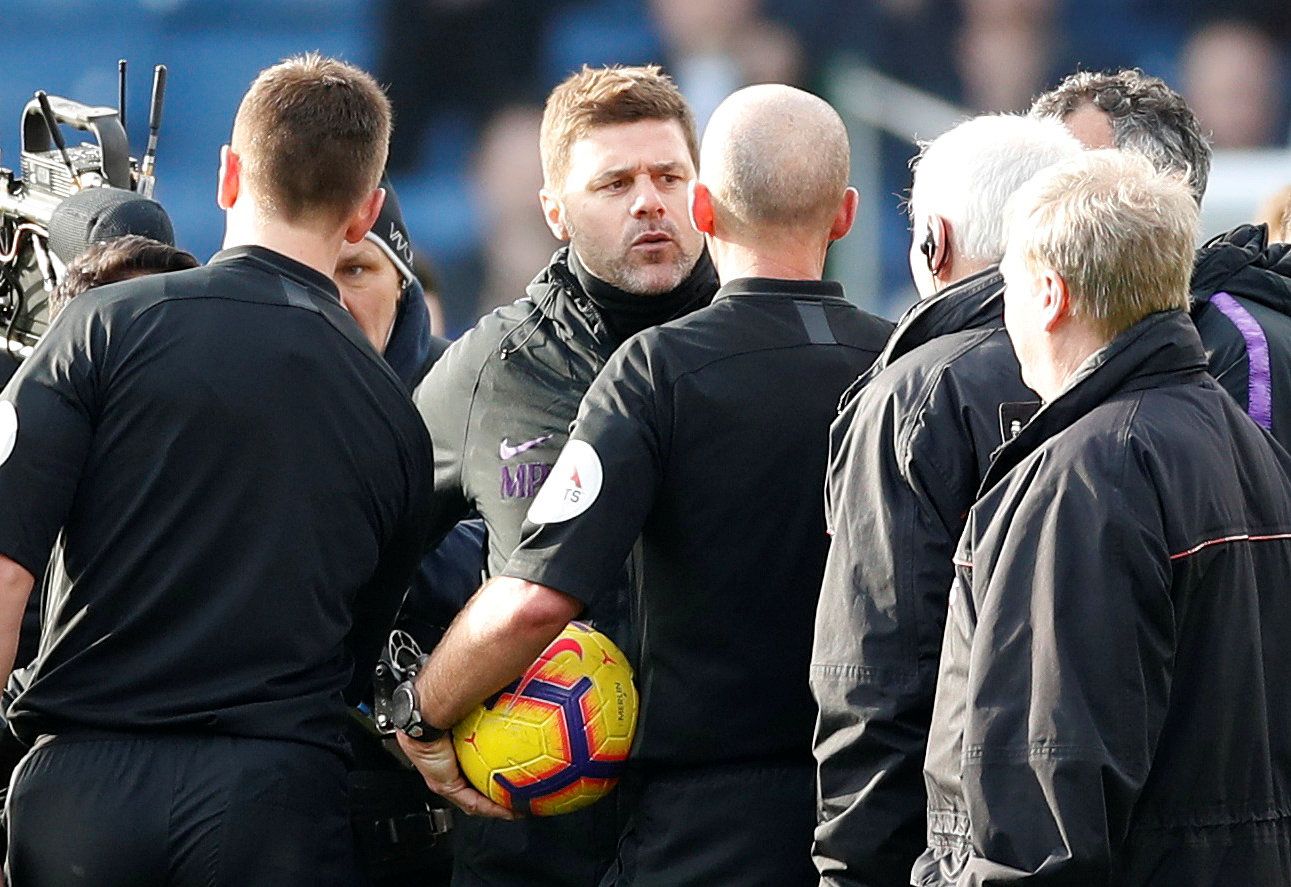 Soccer Football - Premier League - Burnley v Tottenham Hotspur - Turf Moor, Burnley, Britain - February 23, 2019  Tottenham manager Mauricio Pochettino remonstrates with referee Mike Dean after the match          Action Images via Reuters/Carl Recine  EDITORIAL USE ONLY. No use with unauthorized audio, video, data, fixture lists, club/league logos or 