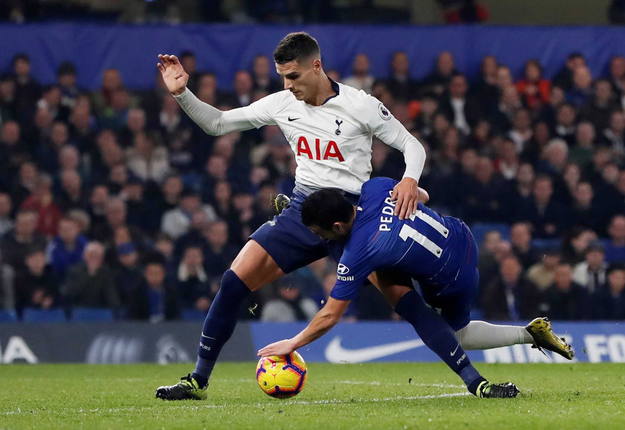 Soccer Football - Premier League - Chelsea v Tottenham Hotspur - Stamford Bridge, London, Britain - February 27, 2019  Tottenham's Erik Lamela in action with Chelsea's Pedro   Action Images via Reuters/Paul Childs  EDITORIAL USE ONLY. No use with unauthorized audio, video, data, fixture lists, club/league logos or 