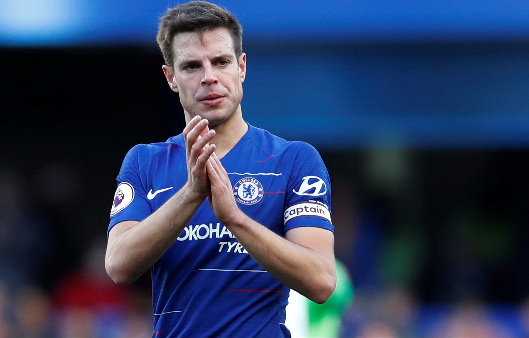 Soccer Football - Premier League - Chelsea v Wolverhampton Wanderers - Stamford Bridge, London, Britain - March 10, 2019  Chelsea's Cesar Azpilicueta applauds fans after the match    REUTERS/David Klein  EDITORIAL USE ONLY. No use with unauthorized audio, video, data, fixture lists, club/league logos or 