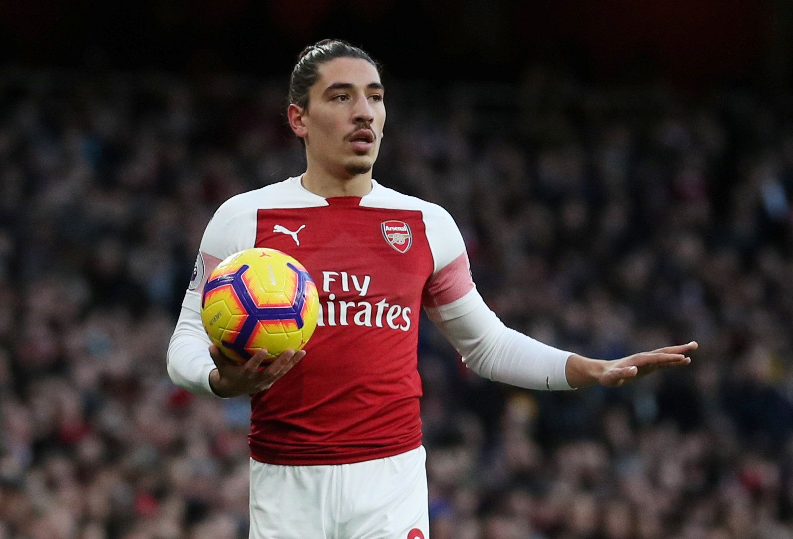 Soccer Football - Premier League - Arsenal v Huddersfield Town - Emirates Stadium, London, Britain - December 8, 2018  Arsenal's Hector Bellerin prepares to take a throw in  REUTERS/Hannah McKay  EDITORIAL USE ONLY. No use with unauthorized audio, video, data, fixture lists, club/league logos or 
