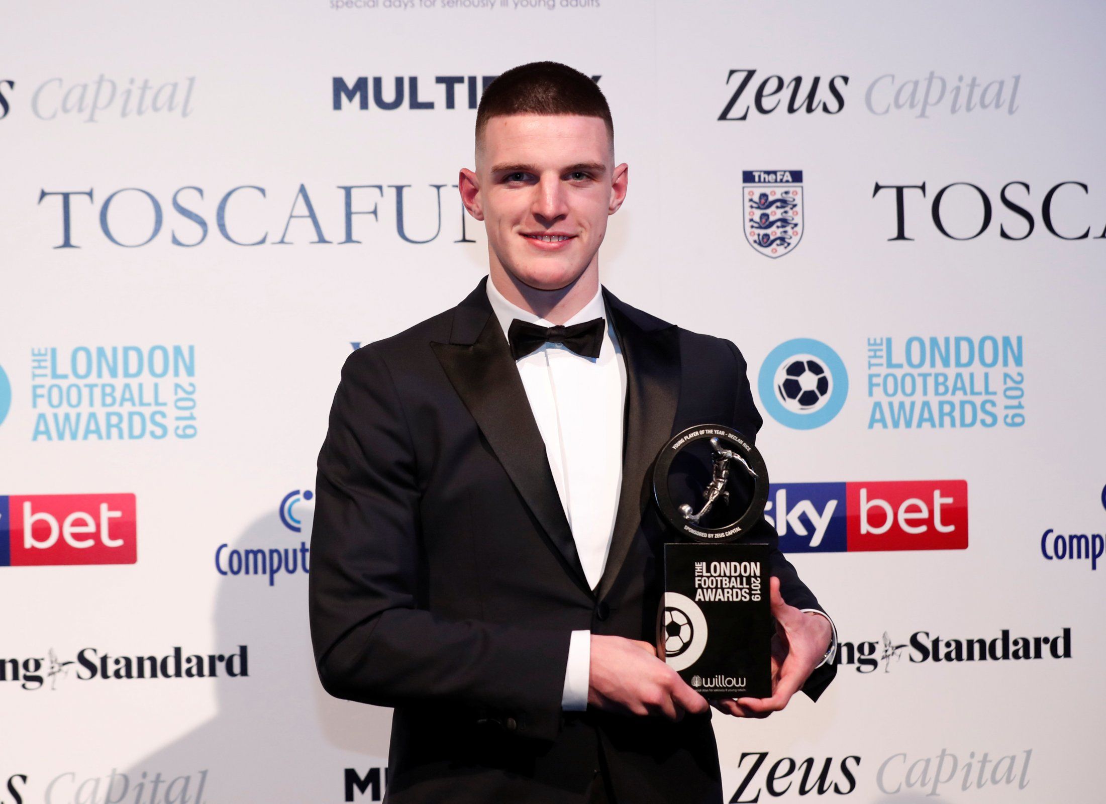 London Football Awards. Награда young Player. Player of the year Award перевод. Деклан Райс Инстаграм. Player of the year