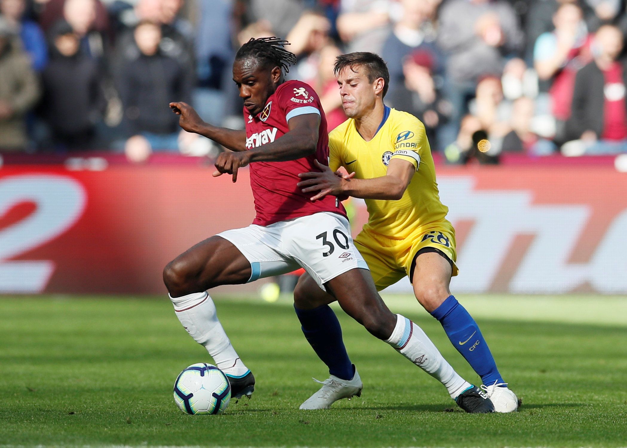 Soccer Football - Premier League - West Ham United v Chelsea - London Stadium, London, Britain - September 23, 2018  West Ham's Michail Antonio in action with Chelsea's Cesar Azpilicueta         REUTERS/David Klein  EDITORIAL USE ONLY. No use with unauthorized audio, video, data, fixture lists, club/league logos or 