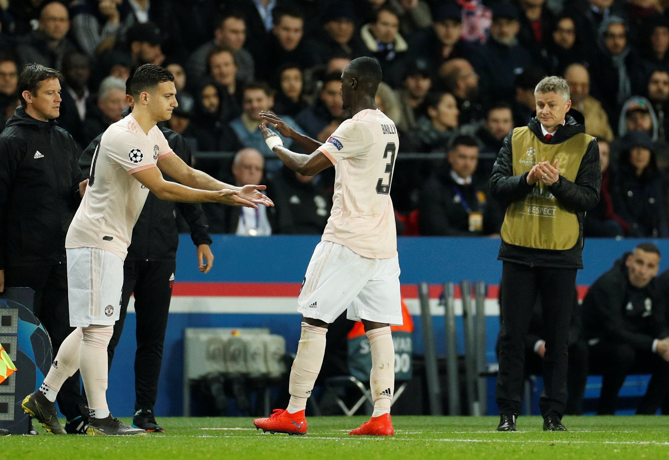 Soccer Football - Champions League - Round of 16 Second Leg - Paris St Germain v Manchester United - Parc des Princes, Paris, France - March 6, 2019  Manchester United's Diogo Dalot comes on as a substitute to replace Eric Bailly as interim manager Ole Gunnar Solskjaer applauds  Action Images via Reuters/John Sibley
