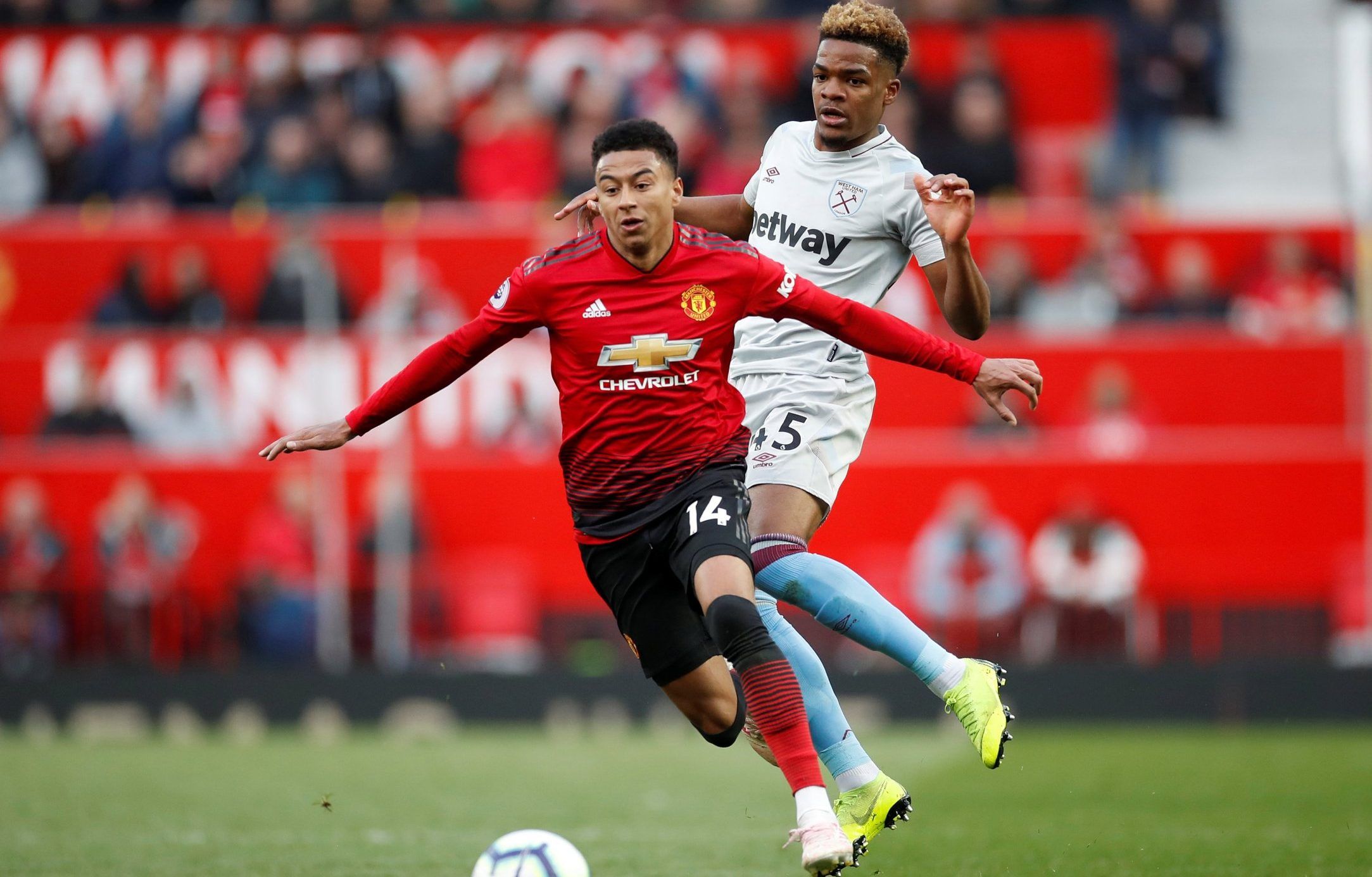 Manchester-United-star-Jesse-Lingard-in-action-with-West-Hams-Grady-Diangana