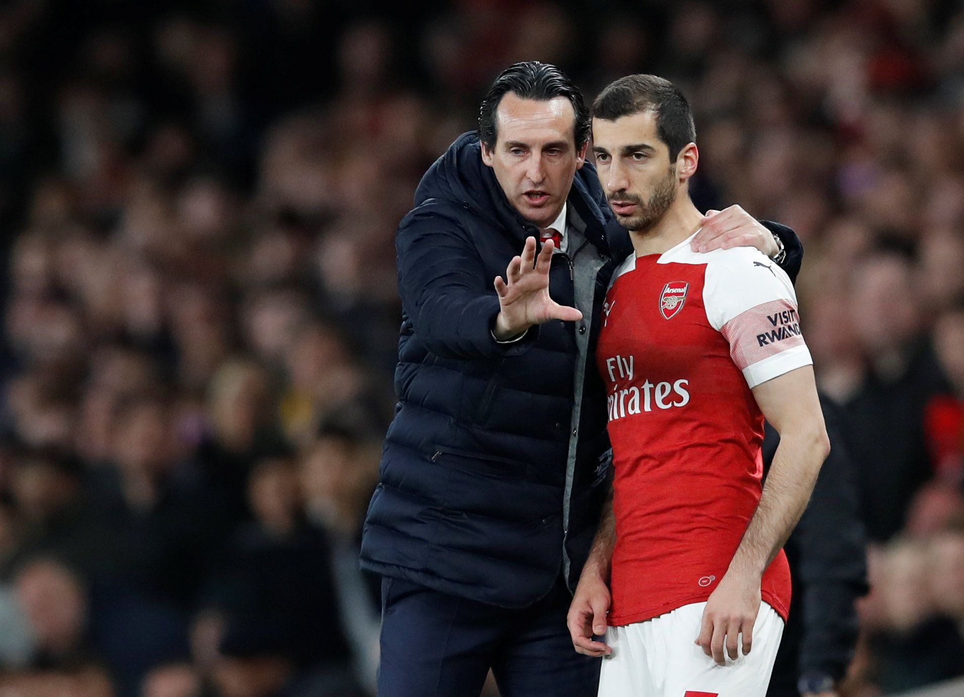 Soccer Football - Premier League - Arsenal v Newcastle United - Emirates Stadium, London, Britain - April 1, 2019  Arsenal manager Unai Emery speaks to Henrikh Mkhitaryan   REUTERS/David Klein  EDITORIAL USE ONLY. No use with unauthorized audio, video, data, fixture lists, club/league logos or 