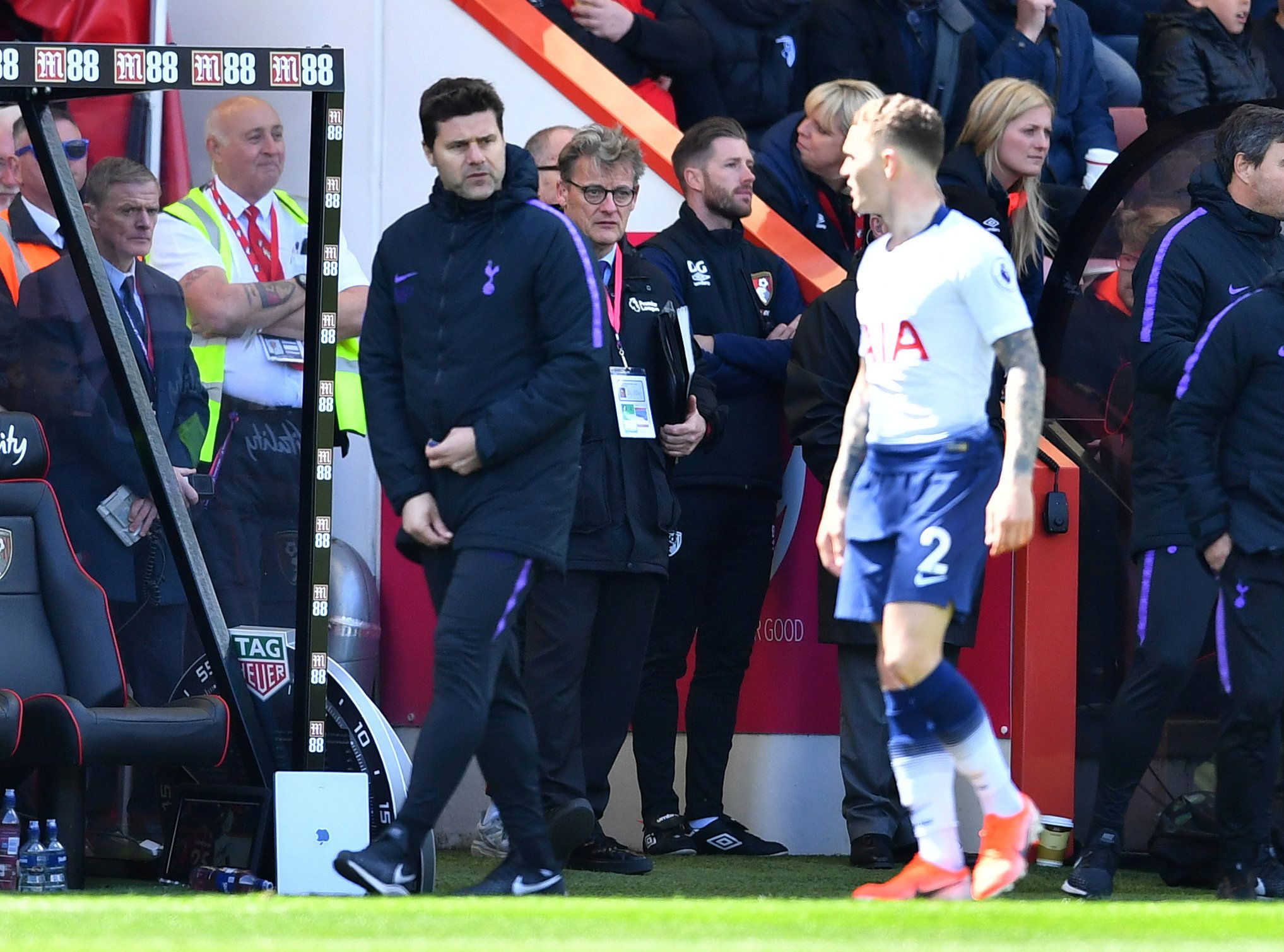 Soccer Football - Premier League - AFC Bournemouth v Tottenham Hotspur - Vitality Stadium, Bournemouth, Britain - May 4, 2019  Tottenham manager Mauricio Pochettino gives instructions to Kieran Trippier   REUTERS/Dylan Martinez  EDITORIAL USE ONLY. No use with unauthorized audio, video, data, fixture lists, club/league logos or 