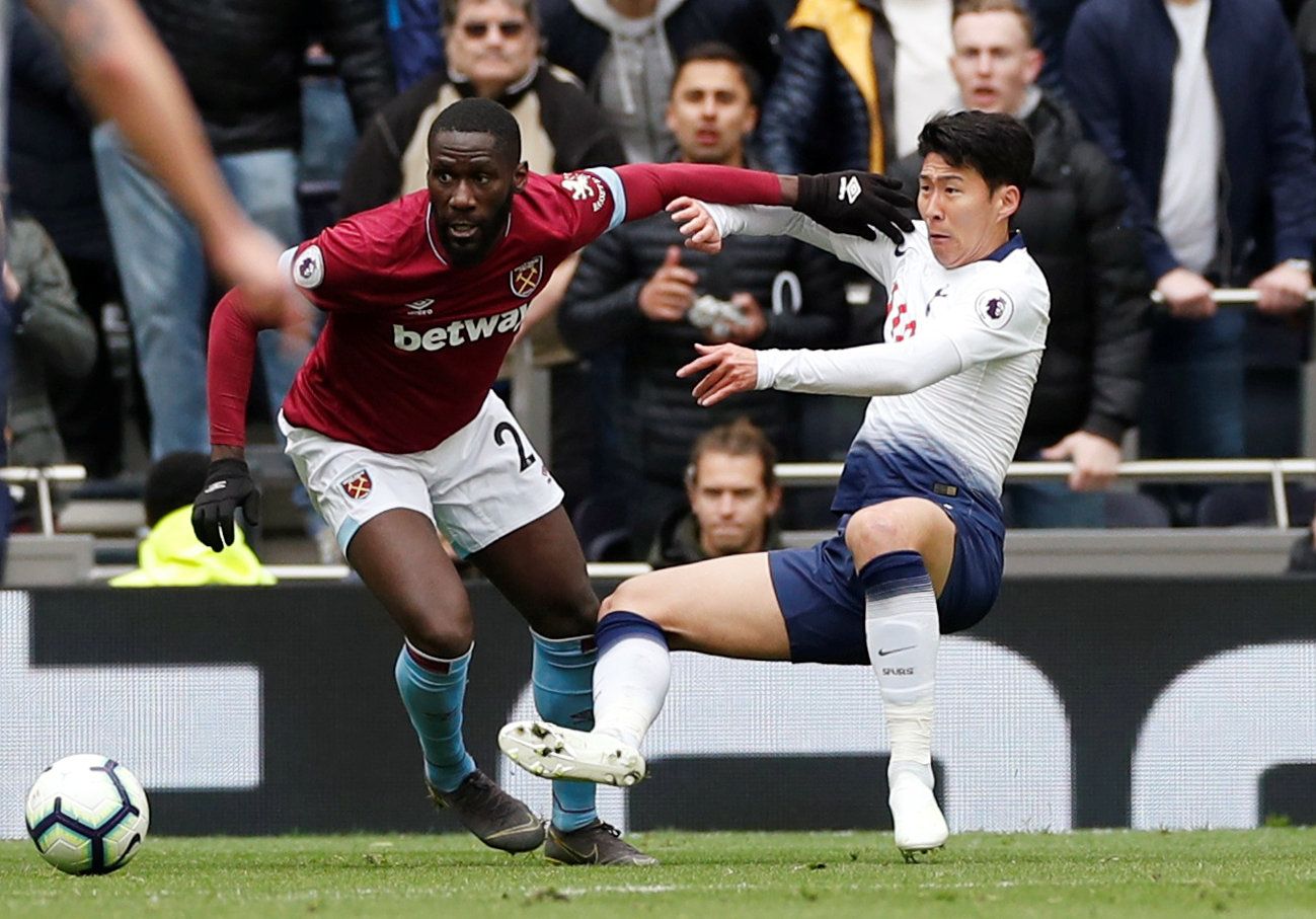 Soccer Football - Premier League - Tottenham Hotspur v West Ham United - Tottenham Hotspur Stadium, London, Britain - April 27, 2019  West Ham's Arthur Masuaku in action with Tottenham's Son Heung-min              Action Images via Reuters/Paul Childs  EDITORIAL USE ONLY. No use with unauthorized audio, video, data, fixture lists, club/league logos or 