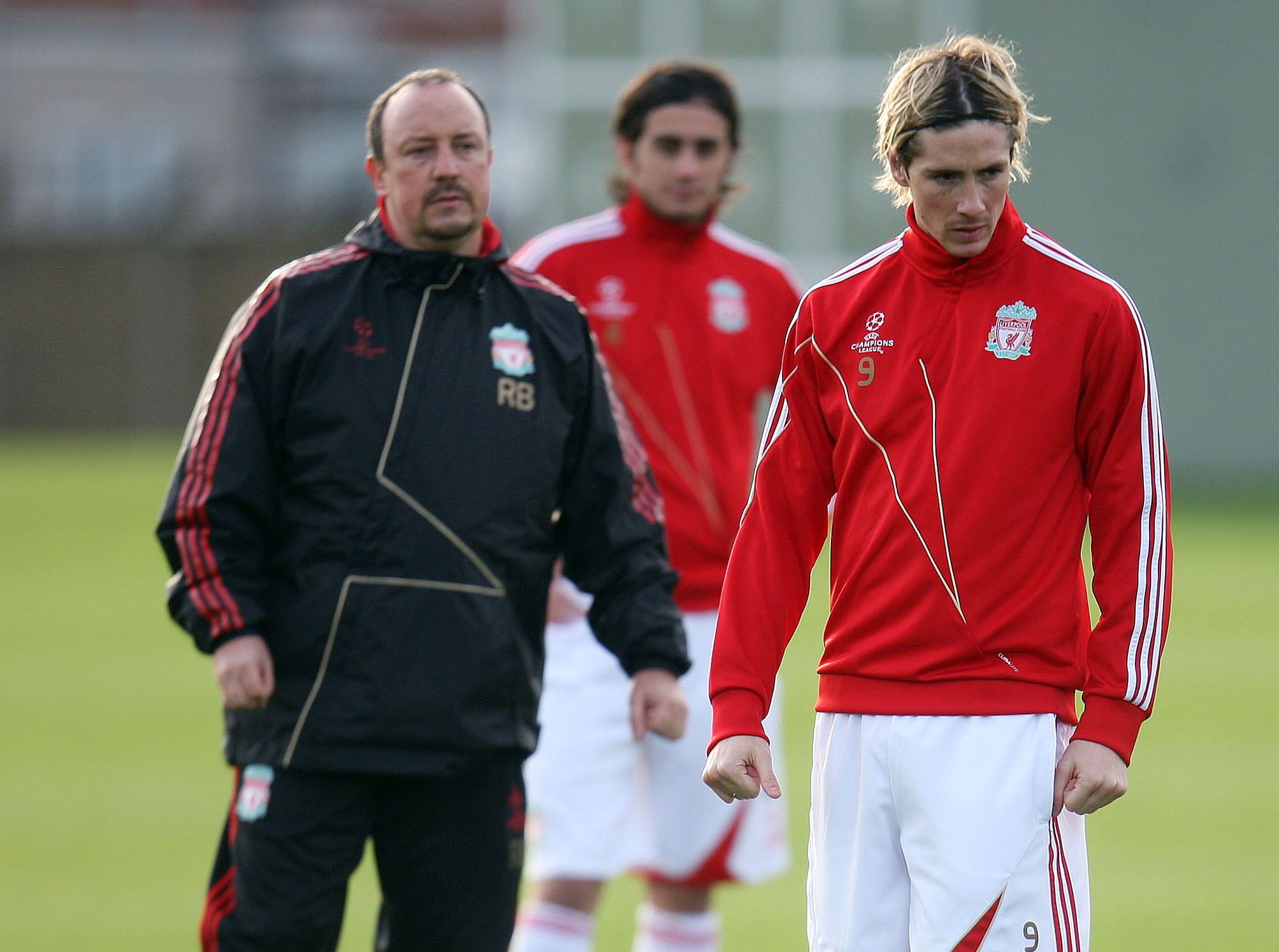 Football - Liverpool Training - Liverpool Training Ground, Liverpool, England - 09/10 - 8/12/09 
(L-R) Liverpool manager Rafael Benitez with Alberto Aquilani and Fernando Torres during training 
Mandatory Credit: Action Images / Carl Recine 
Livepic