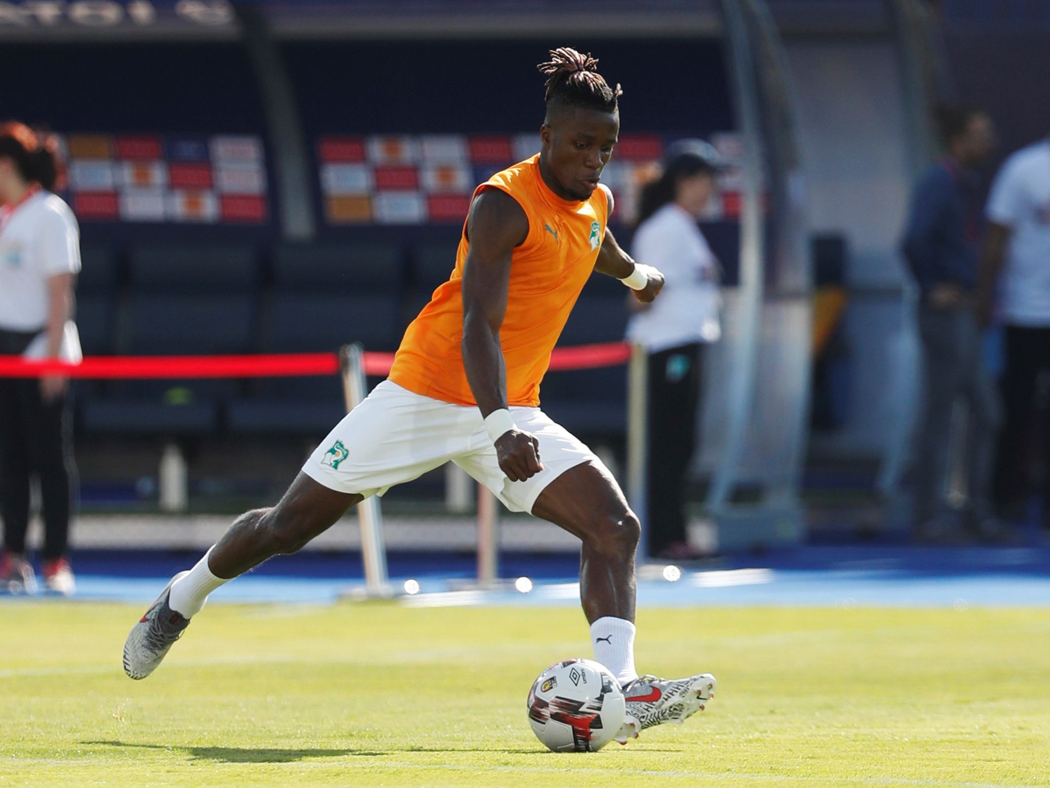 Soccer Football - Africa Cup of Nations 2019 - Group D - Ivory Coast v South Africa - Al Salam Stadium, Cairo, Egypt - June 24, 2019  Ivory Coast's Wilfried Zaha during the warm up before the match  REUTERS/Mohamed Abd El Ghany