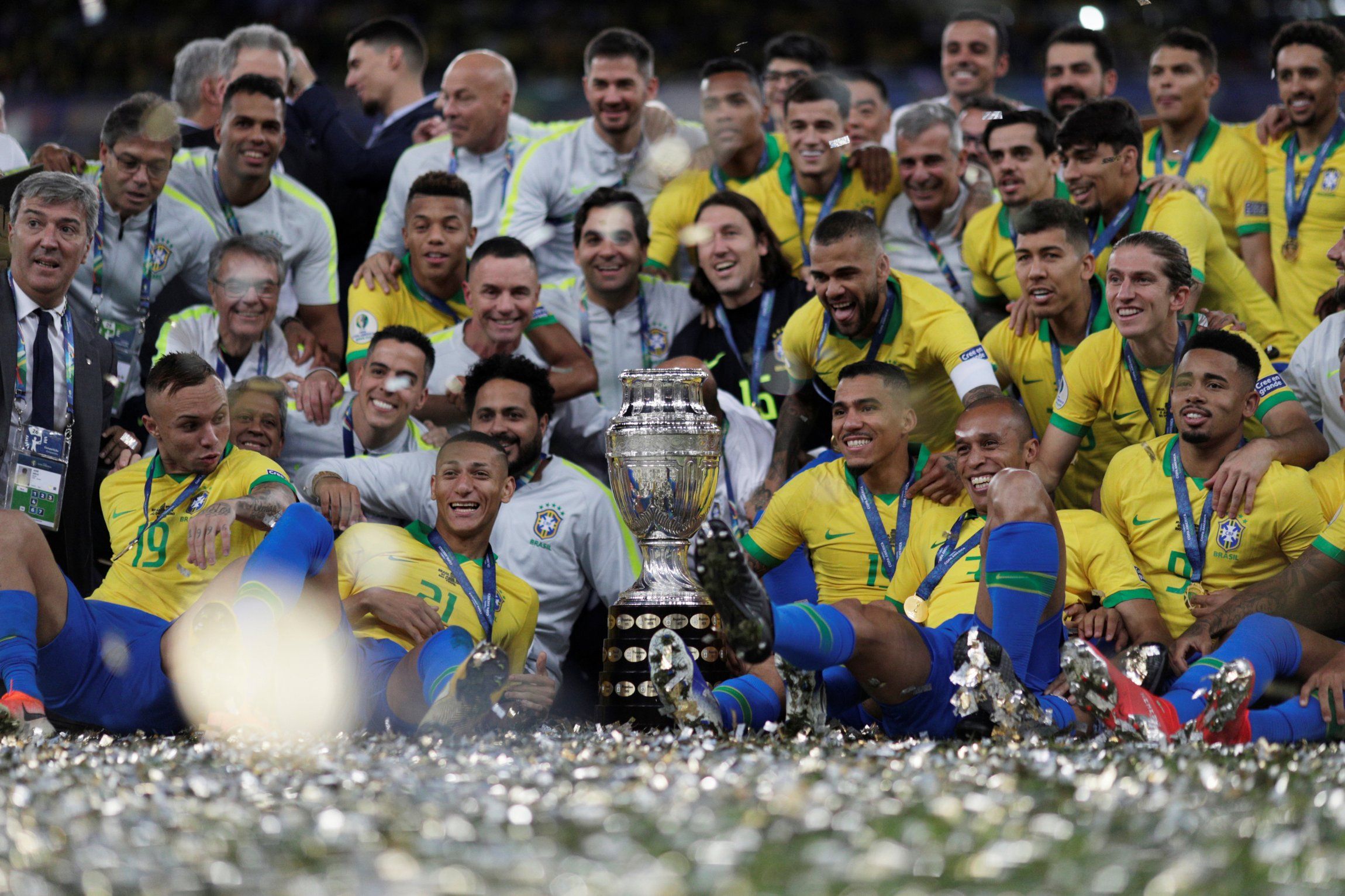 Бразилия сколько раз чемпионом по футболу. Футбольная команда Бразилии. Кубок сборной Бразилия.