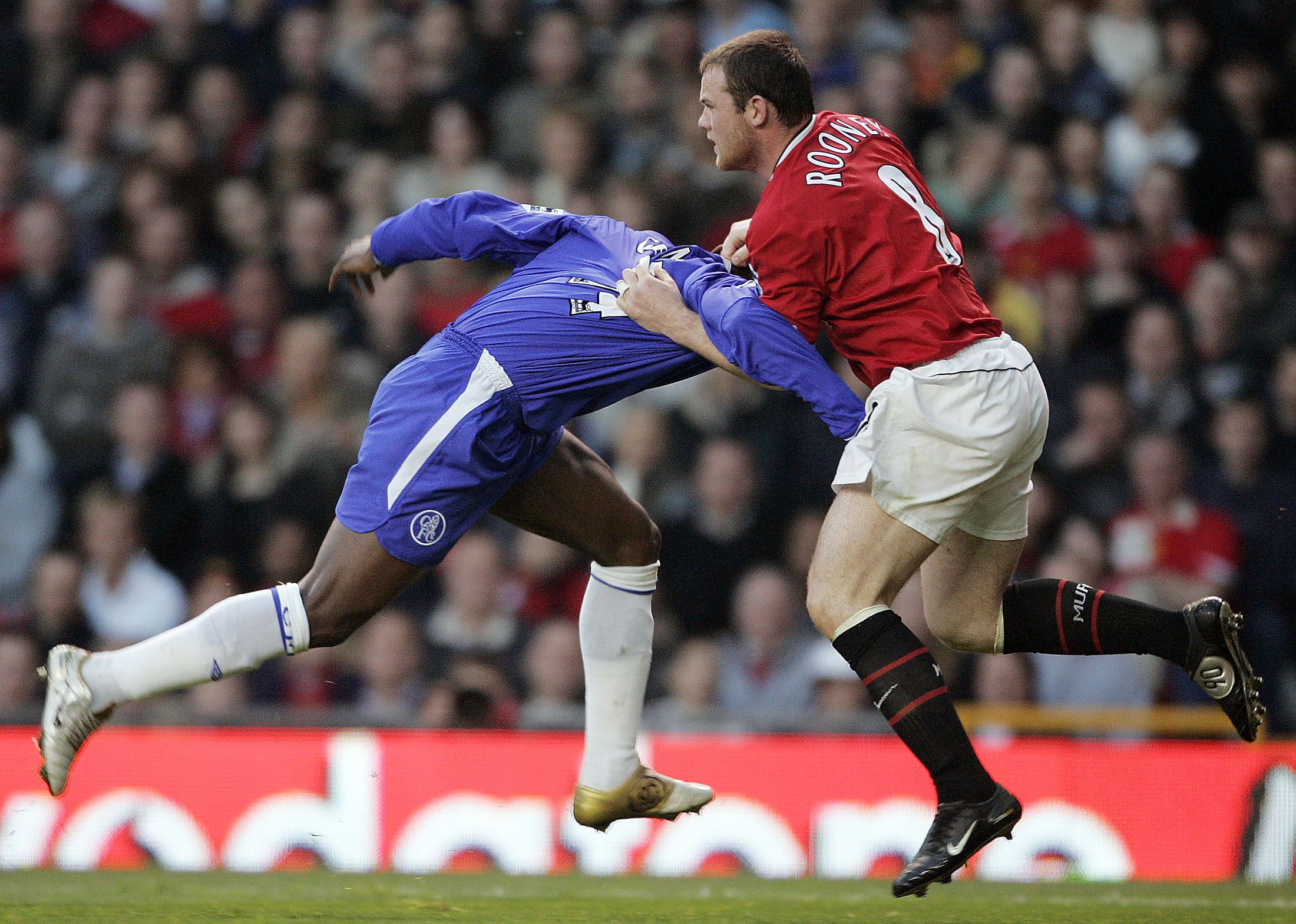 Manchester United's Wayne Rooney (R) tussles with Chelsea's Geremi during a Premier League soccer match at Old Trafford in Manchester May 10, 2005. NO ONLINE/INTERNET USE WITHOUT A LICENCE FROM THE FOOTBALL DATA CO LTD. FOR LICENCE ENQUIRIES PLEASE TELEPHONE +44 207 298 1656. REUTERS/Ian Hodgson  ih/YH