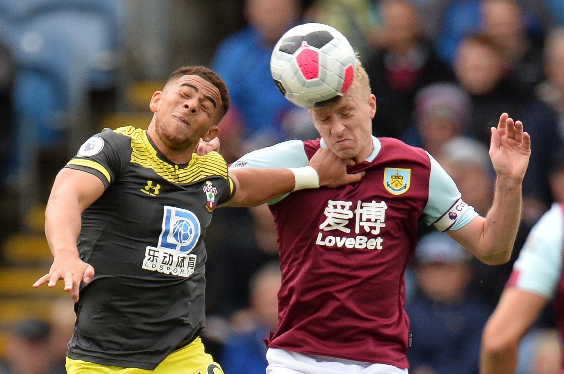 Soccer Football - Premier League - Burnley v Southampton - Turf Moor, Burnley, Britain - August 10, 2019  Southampton's Che Adams in action with Burnley's Ben Mee    REUTERS/Peter Powell  EDITORIAL USE ONLY. No use with unauthorized audio, video, data, fixture lists, club/league logos or 