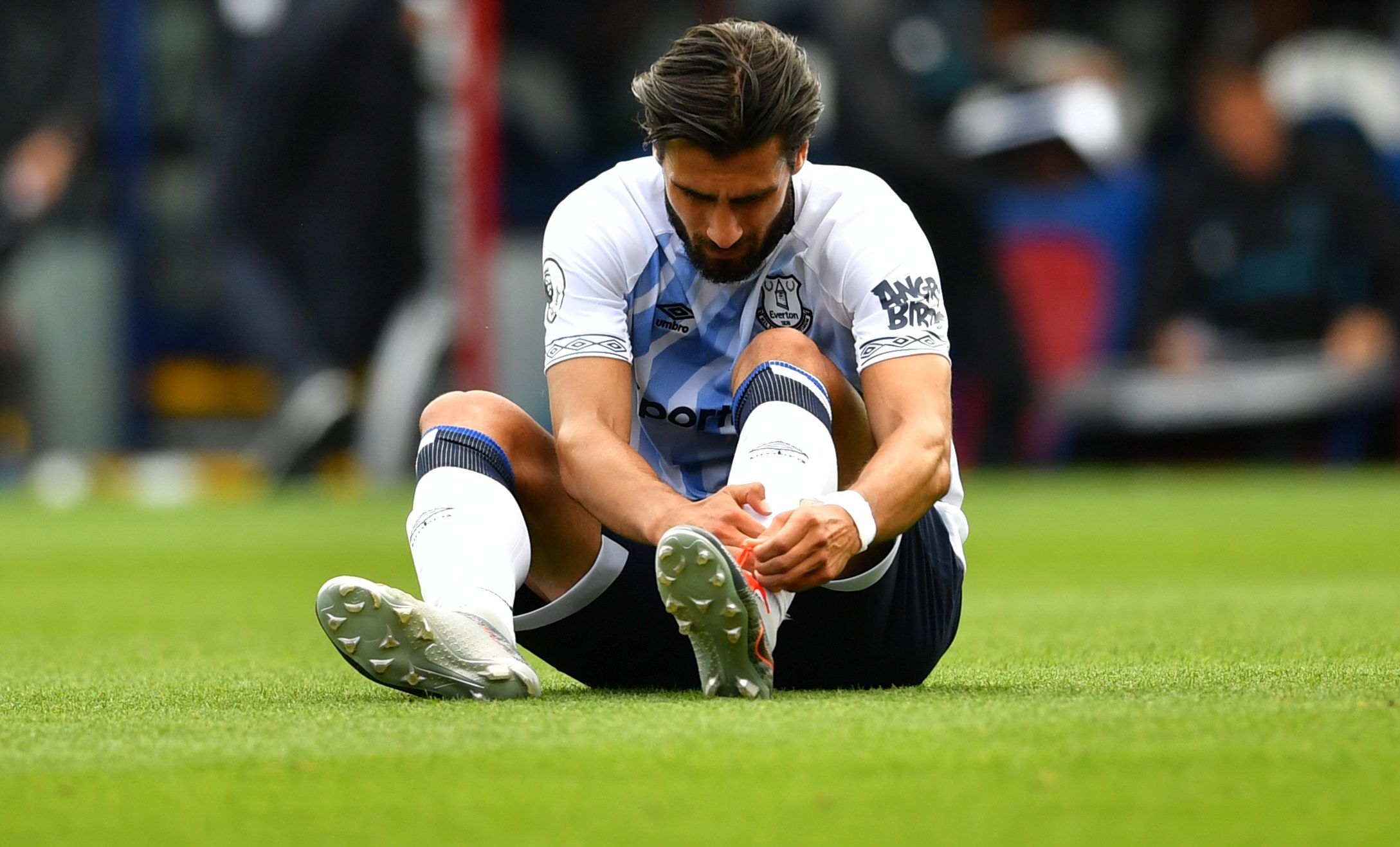 Soccer Football - Premier League - Crystal Palace v Everton - Selhurst Park, London, Britain - August 10, 2019  Everton's Andre Gomes reacts after sustaining an injury  REUTERS/Dylan Martinez  EDITORIAL USE ONLY. No use with unauthorized audio, video, data, fixture lists, club/league logos or 