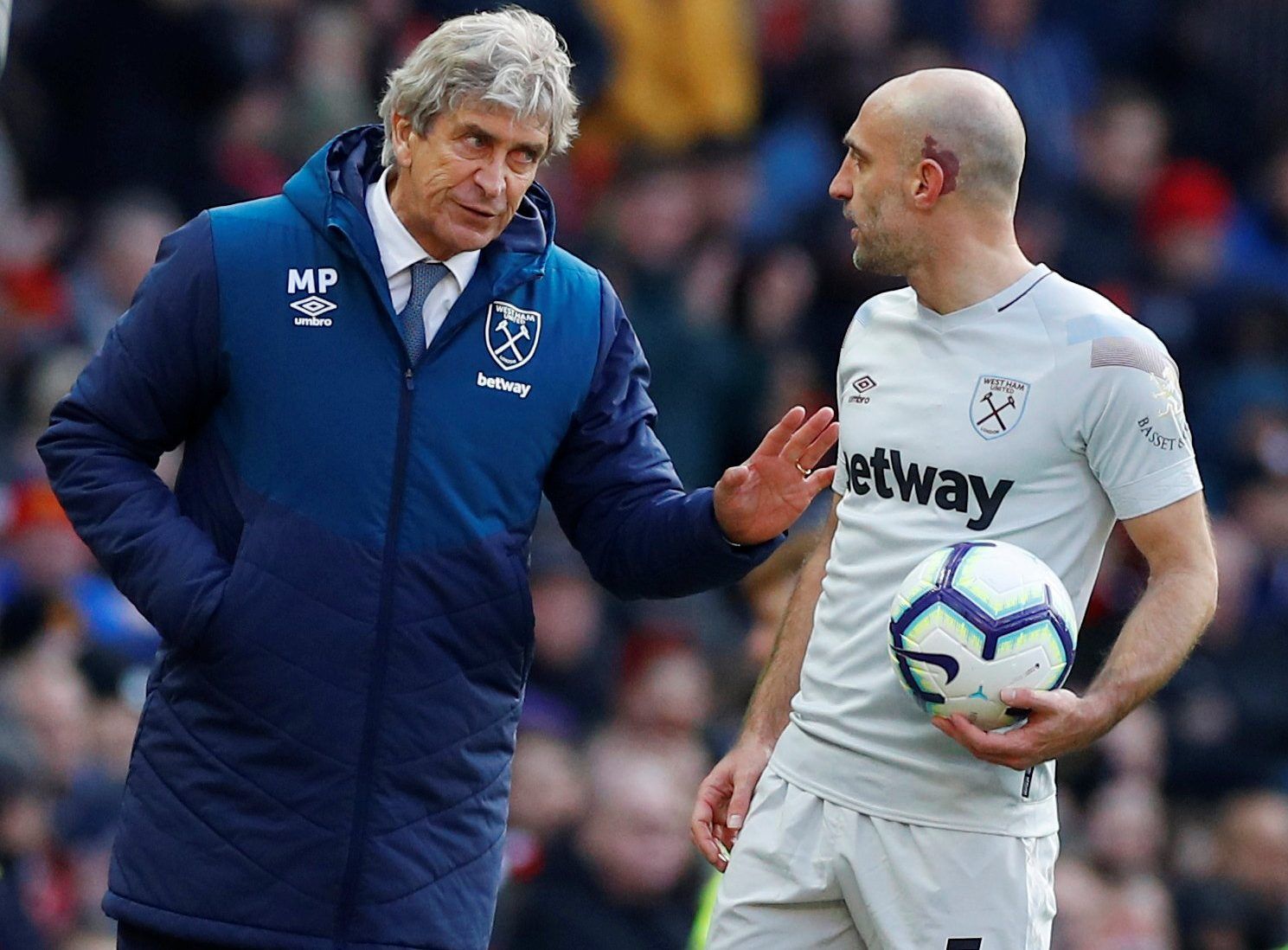 Soccer Football - Premier League - Manchester United v West Ham United - Old Trafford, Manchester, Britain - April 13, 2019  West Ham manager Manuel Pellegrini speaks with West Ham's Pablo Zabaleta                REUTERS/Phil Noble  EDITORIAL USE ONLY. No use with unauthorized audio, video, data, fixture lists, club/league logos or 