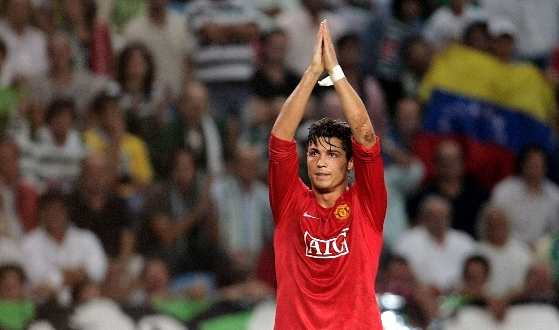 Manchester United's Cristiano Ronaldo celebrates his goal against Sporting during their Champions League Group F soccer match at Alvalade stadium in Lisbon September 19, 2007. REUTERS/Nacho Doce (PORTUGAL)