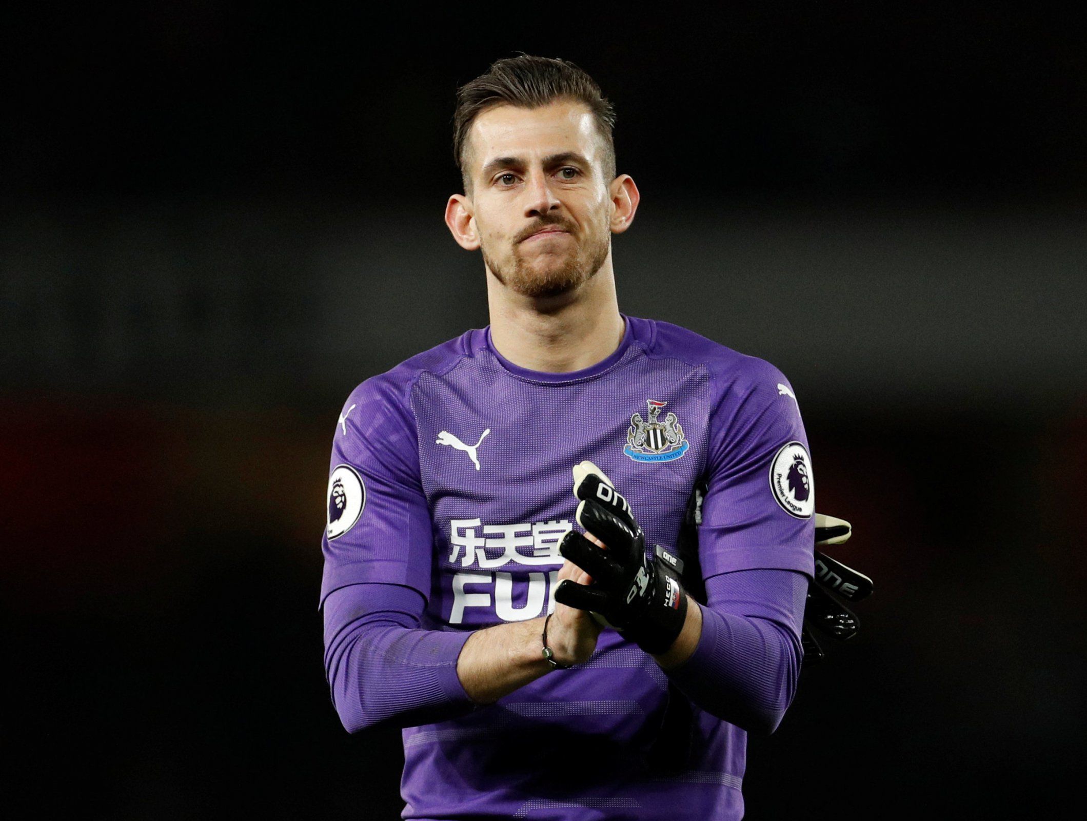 Martin Dubravka clapping the Newcastle fans after Arsenal match