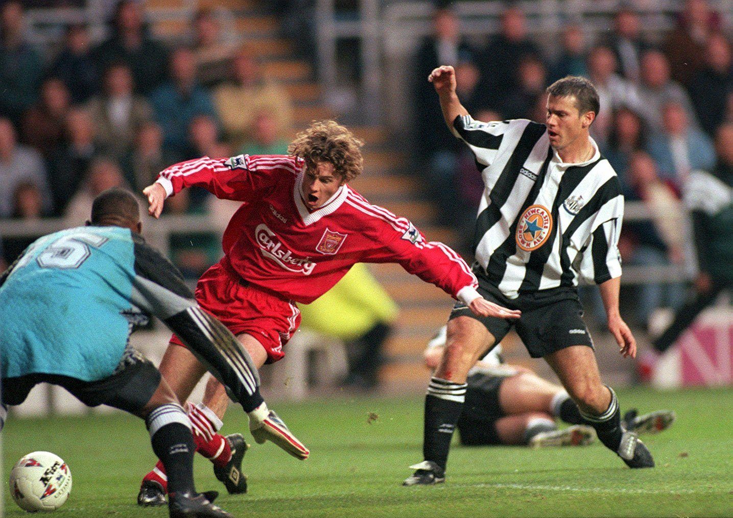 Newcastle v Liverpool  4/11/95..Prem Lge 
Please credit Tony Henshaw/ Action Images  
Liverpool's Steve McManaman is caught between Shaka Hislop and Rob Lee