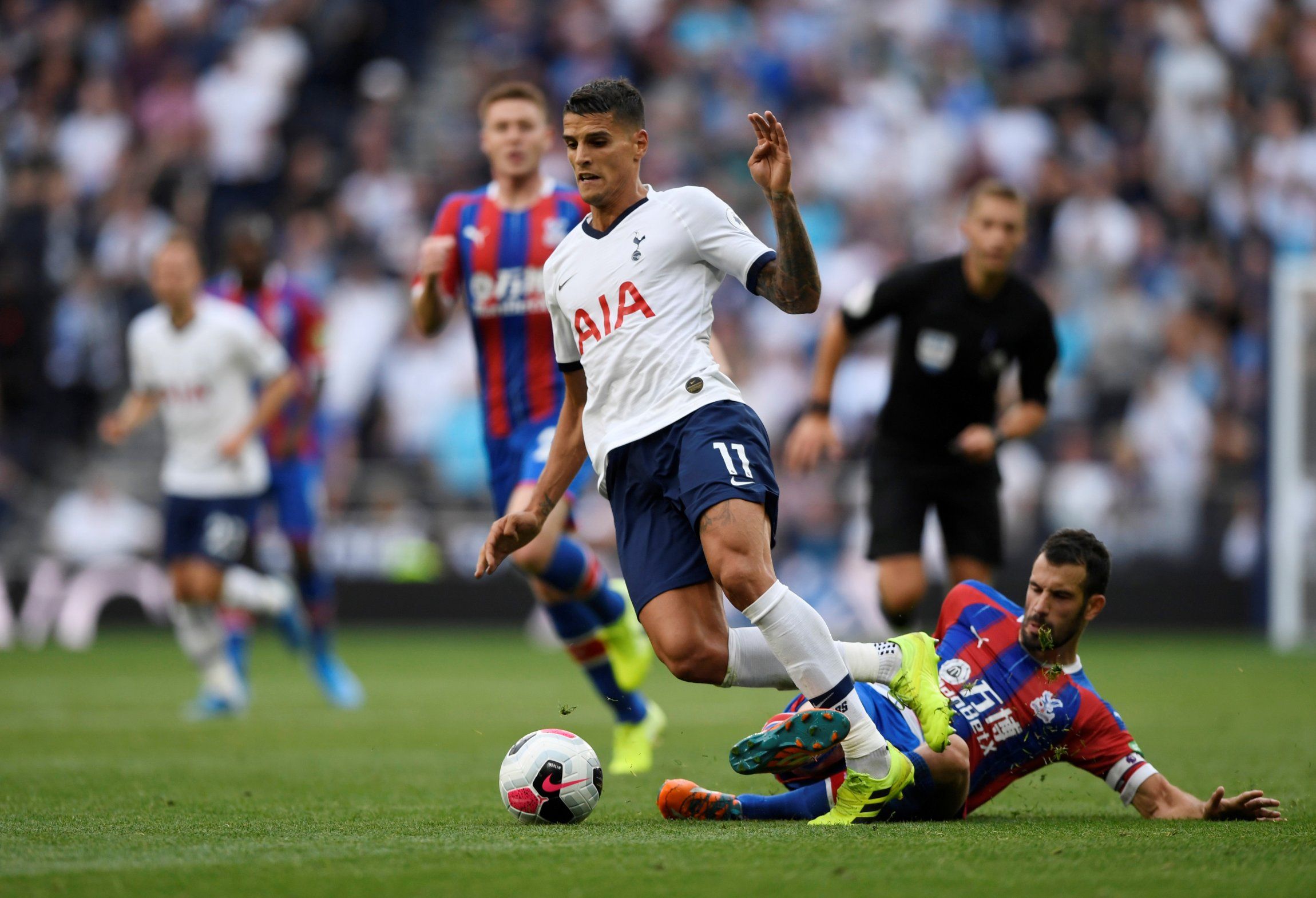 Tottenham-attacker-Erik-Lamela-in-action-vs-Crystal-Palace