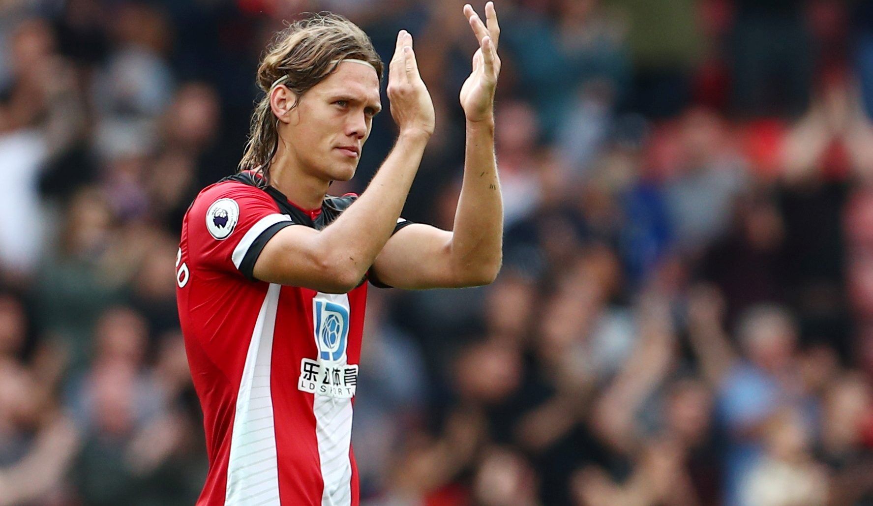 Soccer Football - Premier League - Southampton v Manchester United - St Mary's Stadium, Southampton, Britain - August 31, 2019  Southampton's Jannik Vestergaard applauds fans after the match    REUTERS/Hannah Mckay  EDITORIAL USE ONLY. No use with unauthorized audio, video, data, fixture lists, club/league logos or 