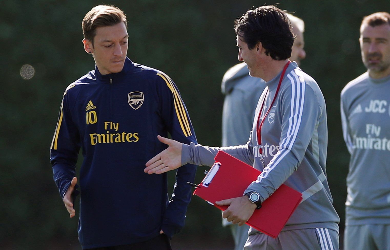 Soccer Football - Europa League - Arsenal Training - Arsenal Training Centre, St Albans, Britain - September 18, 2019   Arsenal manager Unai Emery and Mesut Ozil during training   Action Images via Reuters/Paul Childs