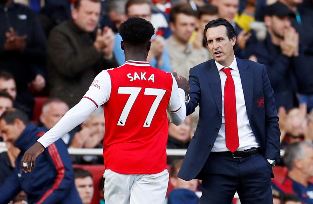 Soccer Football - Premier League - Arsenal v AFC Bournemouth - Emirates Stadium, London, Britain - October 6, 2019  Arsenal manager Unai Emery shakes hands with Bukayo Saka after his is substituted    Action Images via Reuters/John Sibley  EDITORIAL USE ONLY. No use with unauthorized audio, video, data, fixture lists, club/league logos or 