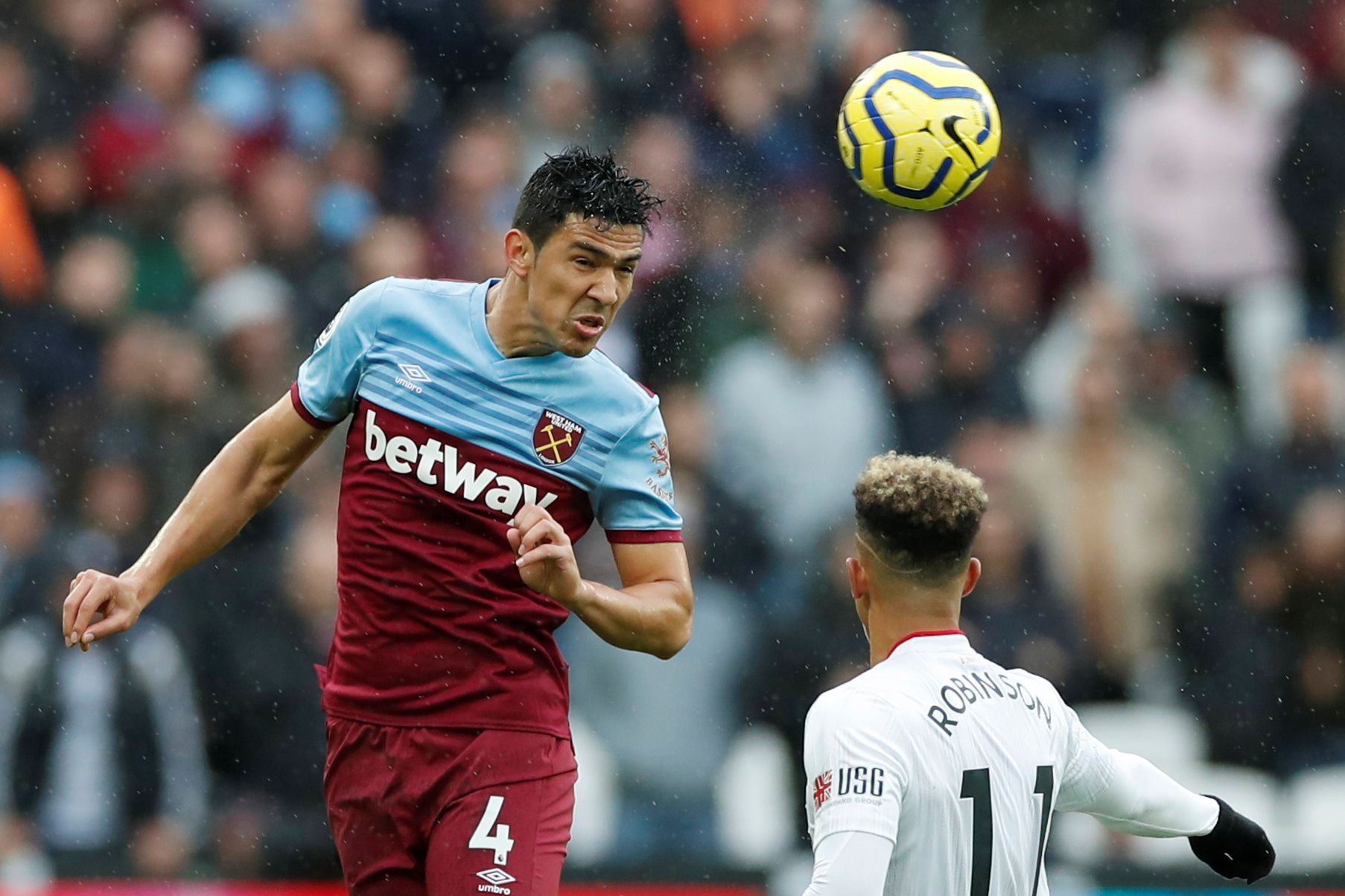 Soccer Football - Premier League - West Ham United v Sheffield United - London Stadium, London, Britain - October 26, 2019  West Ham United's Fabian Balbuena in action with Sheffield United's Callum Robinson   Action Images via Reuters/Paul Childs  EDITORIAL USE ONLY. No use with unauthorized audio, video, data, fixture lists, club/league logos or 