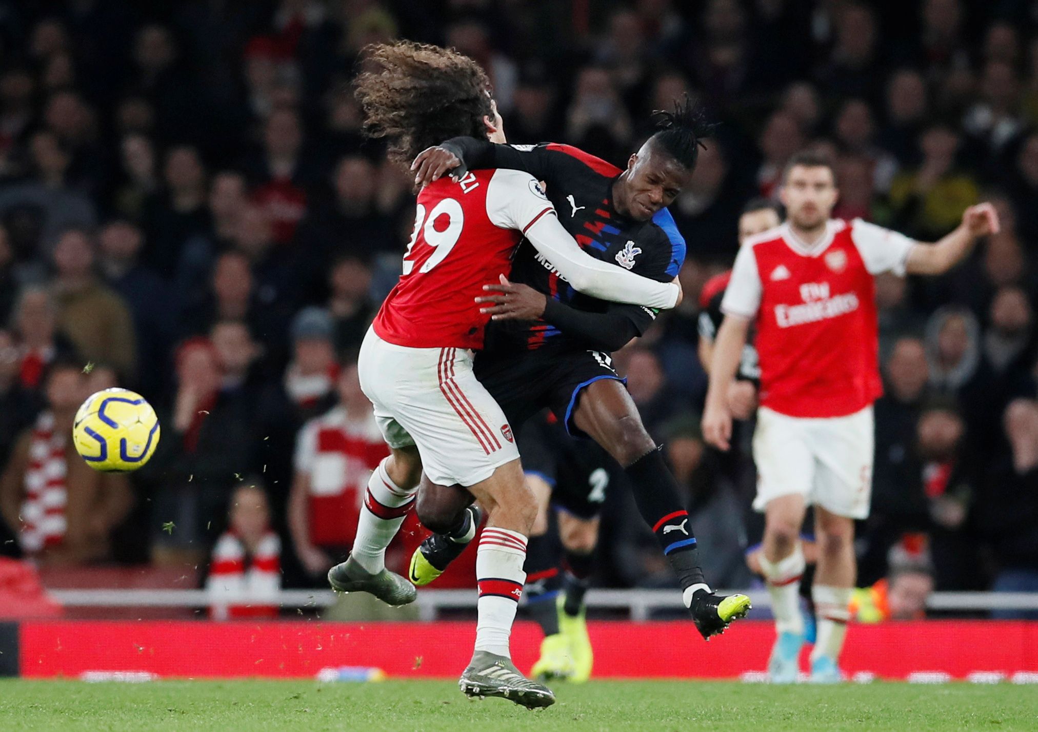 Soccer Football - Premier League - Arsenal v Crystal Palace - Emirates Stadium, London, Britain - October 27, 2019  Arsenal's Matteo Guendouzi in action with Crystal Palace's Wilfried Zaha      REUTERS/David Klein  EDITORIAL USE ONLY. No use with unauthorized audio, video, data, fixture lists, club/league logos or 